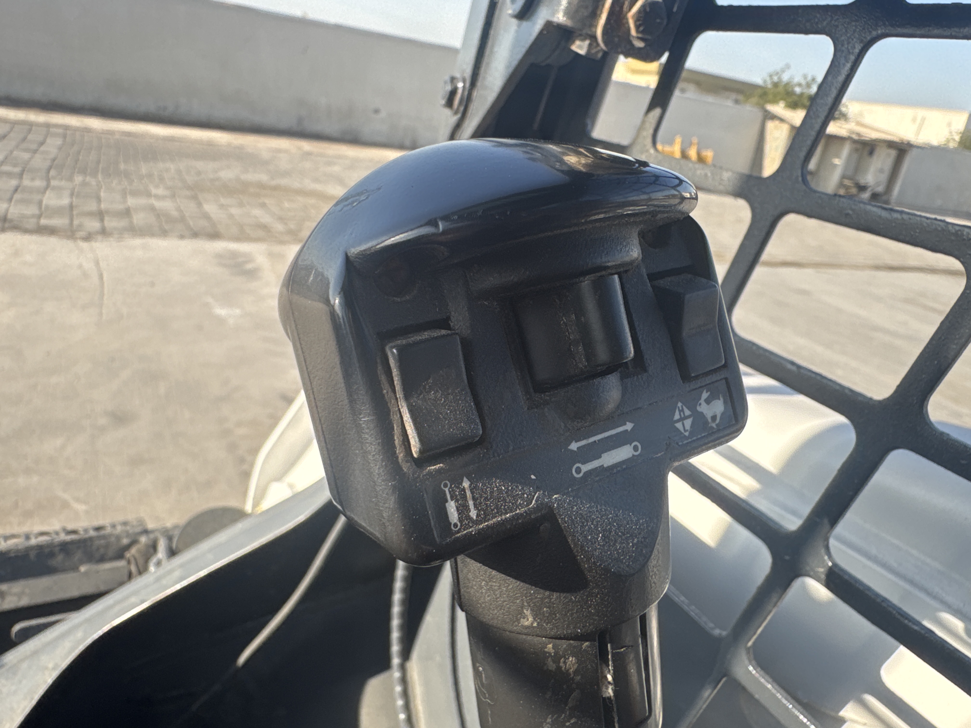SSL-016-Bobcat-S510-Skid-steer-loaders-inspection-Cabin-Joysticks-2