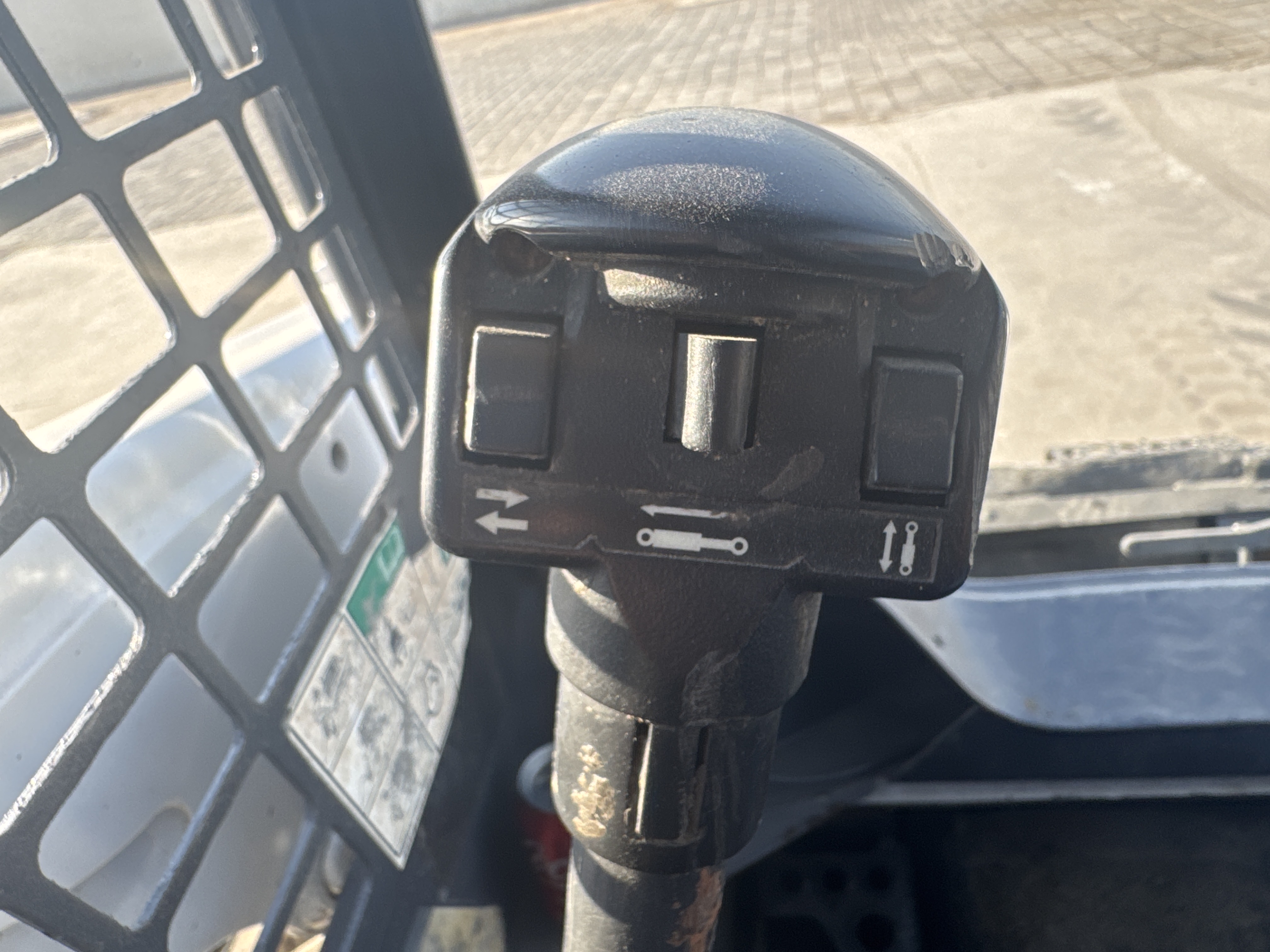 SSL-016-Bobcat-S510-Skid-steer-loaders-inspection-Cabin-Joysticks-2