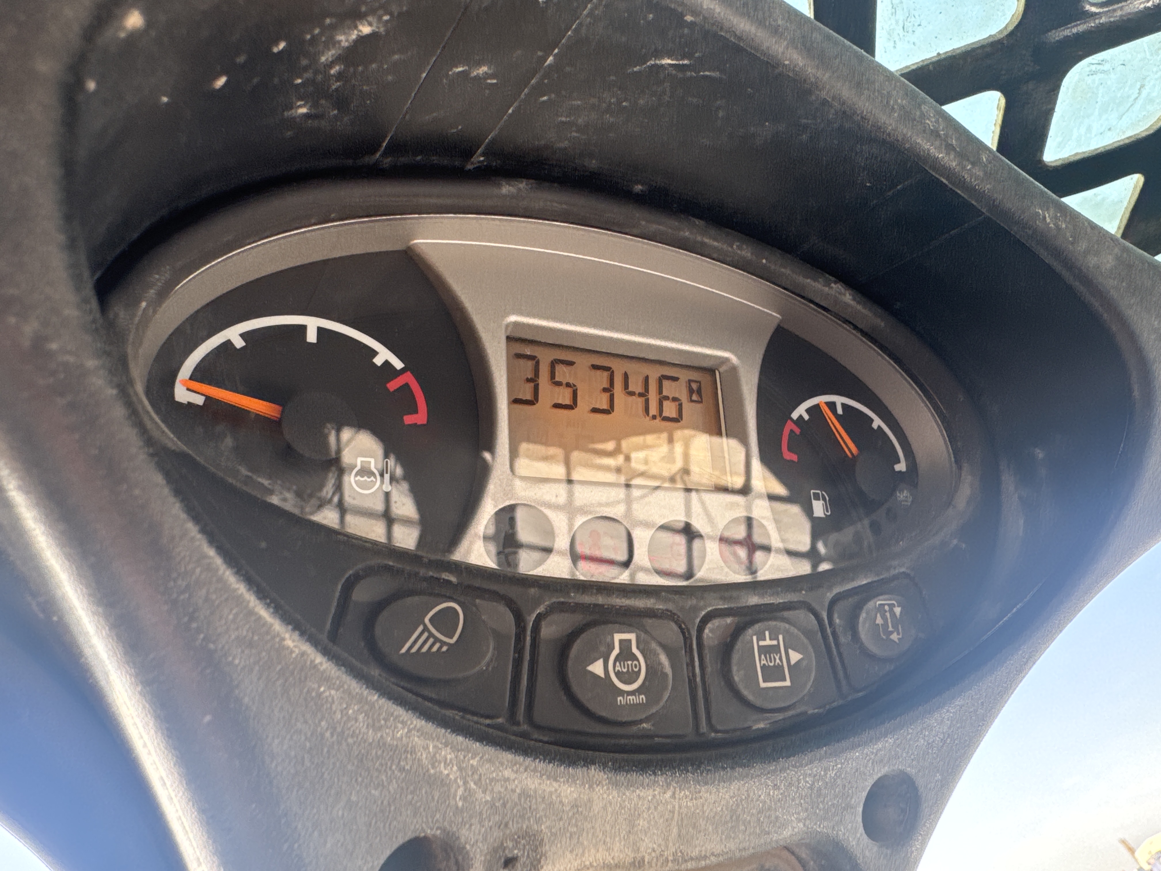 SSL-016-Bobcat-S510-Skid-steer-loaders-inspection-Cabin-Instrument-cluster-2