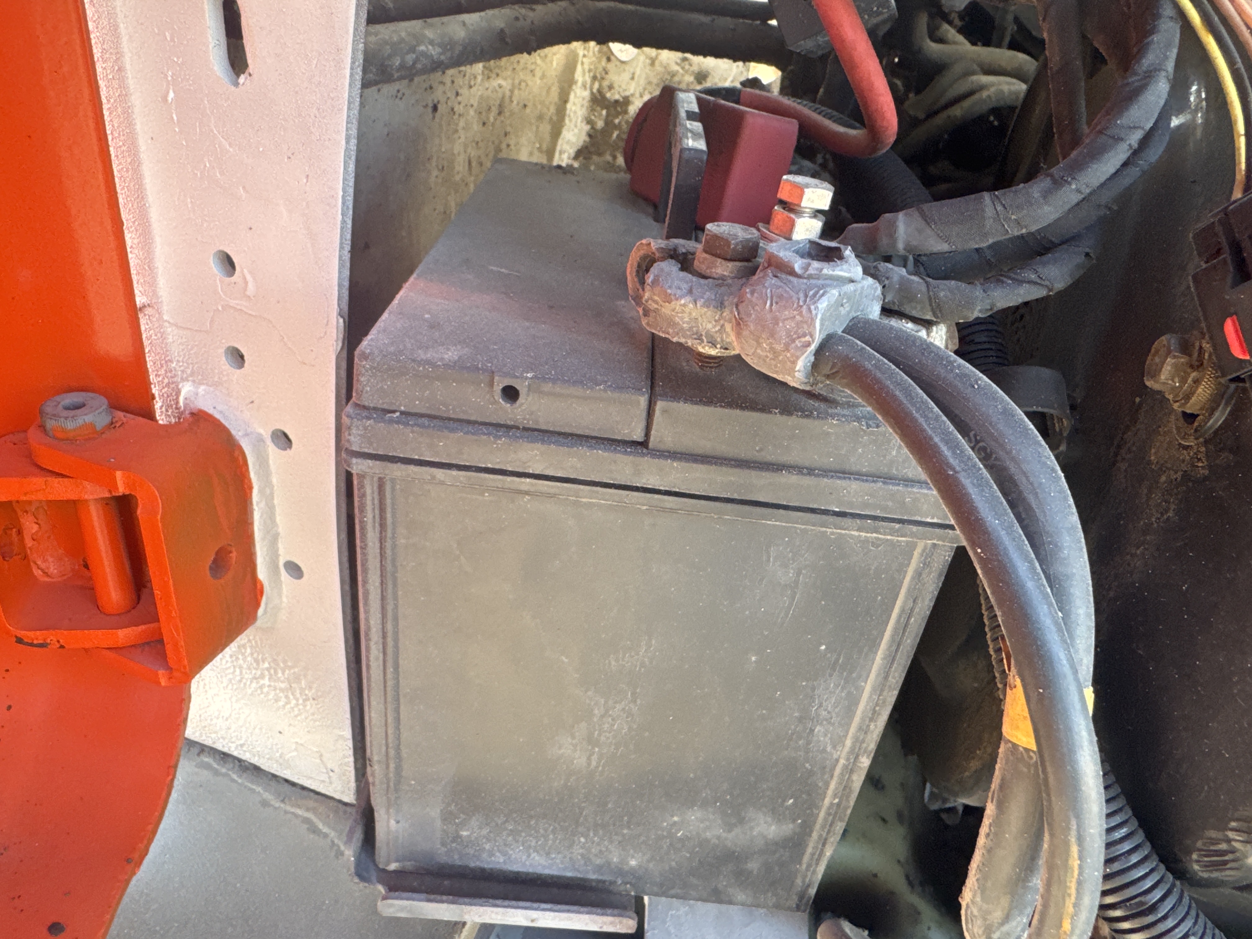 SSL-016-Bobcat-S510-Skid-steer-loaders-inspection-Electronics-Battery-2