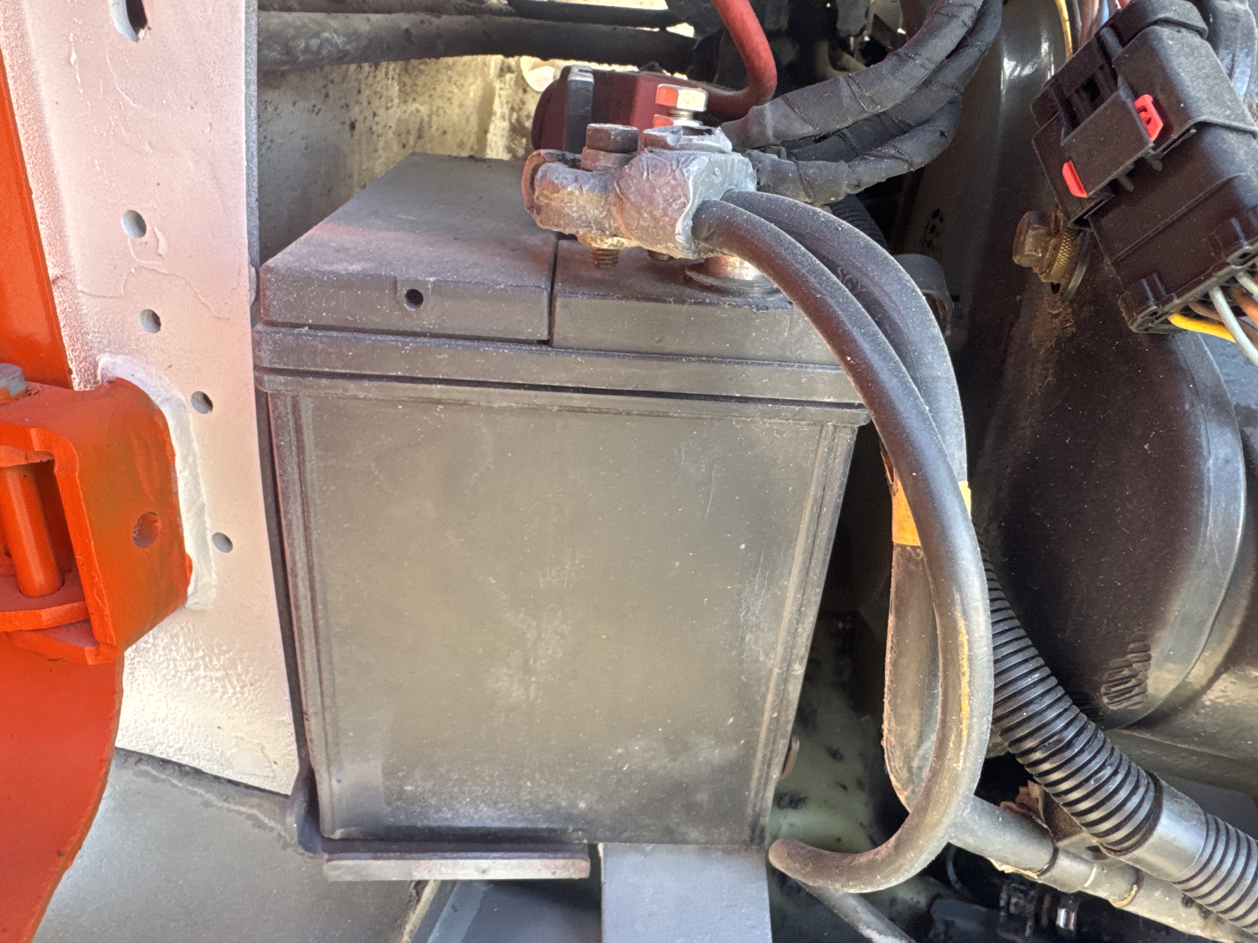 SSL-016-Bobcat-S510-Skid-steer-loaders-inspection-Electronics-Battery-2