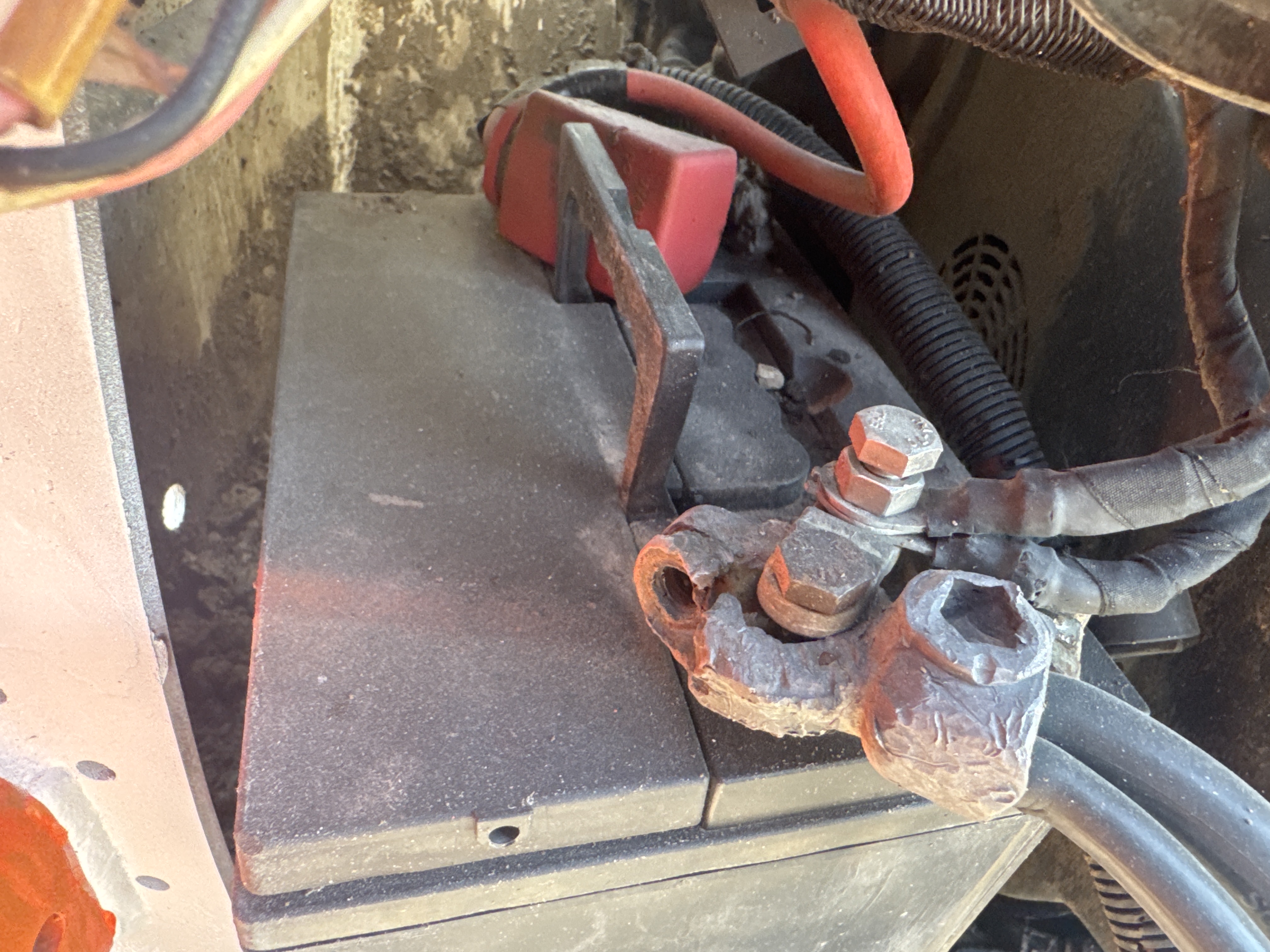 SSL-016-Bobcat-S510-Skid-steer-loaders-inspection-Electronics-Battery-2