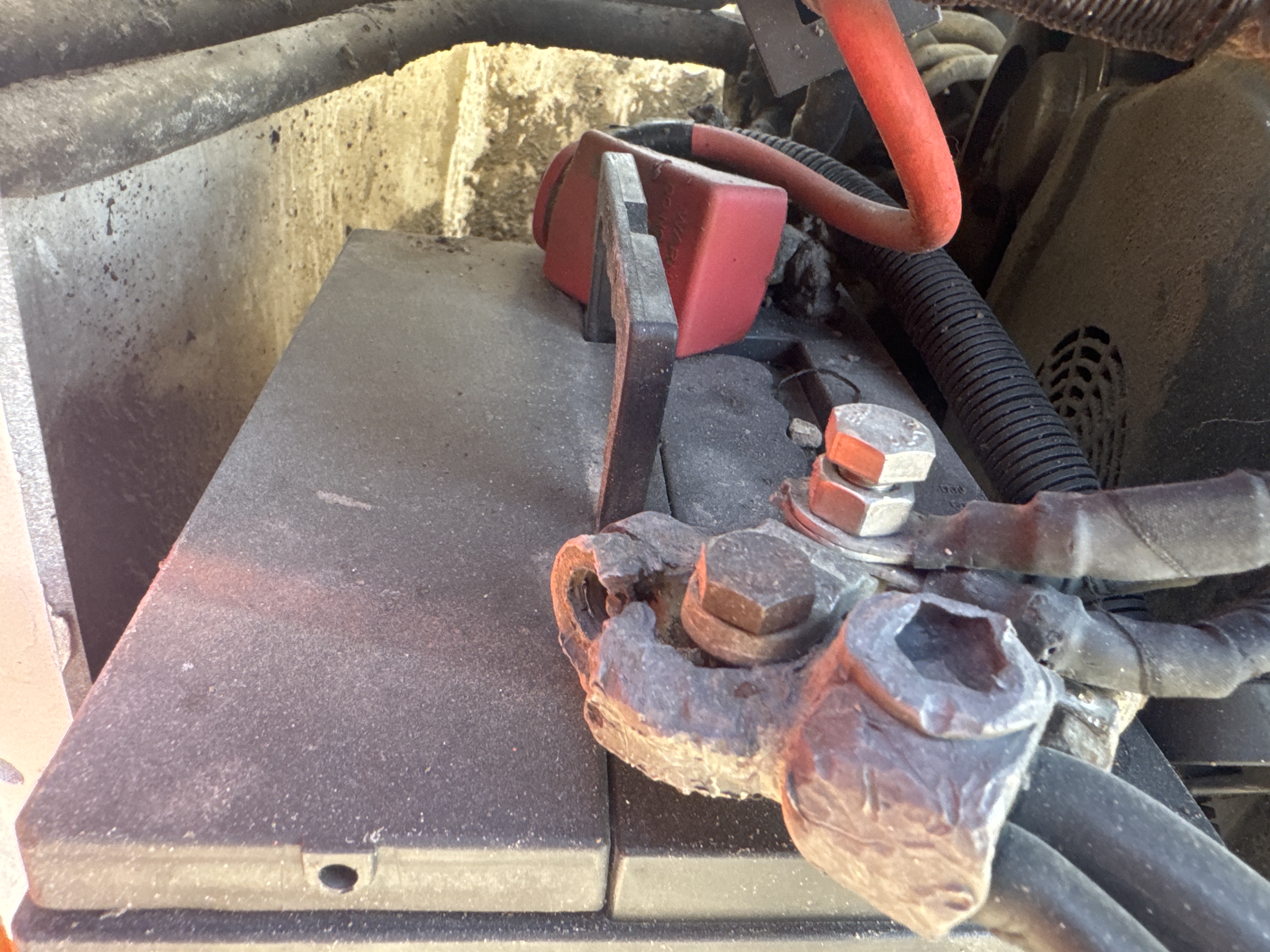 SSL-016-Bobcat-S510-Skid-steer-loaders-inspection-Electronics-Battery-2