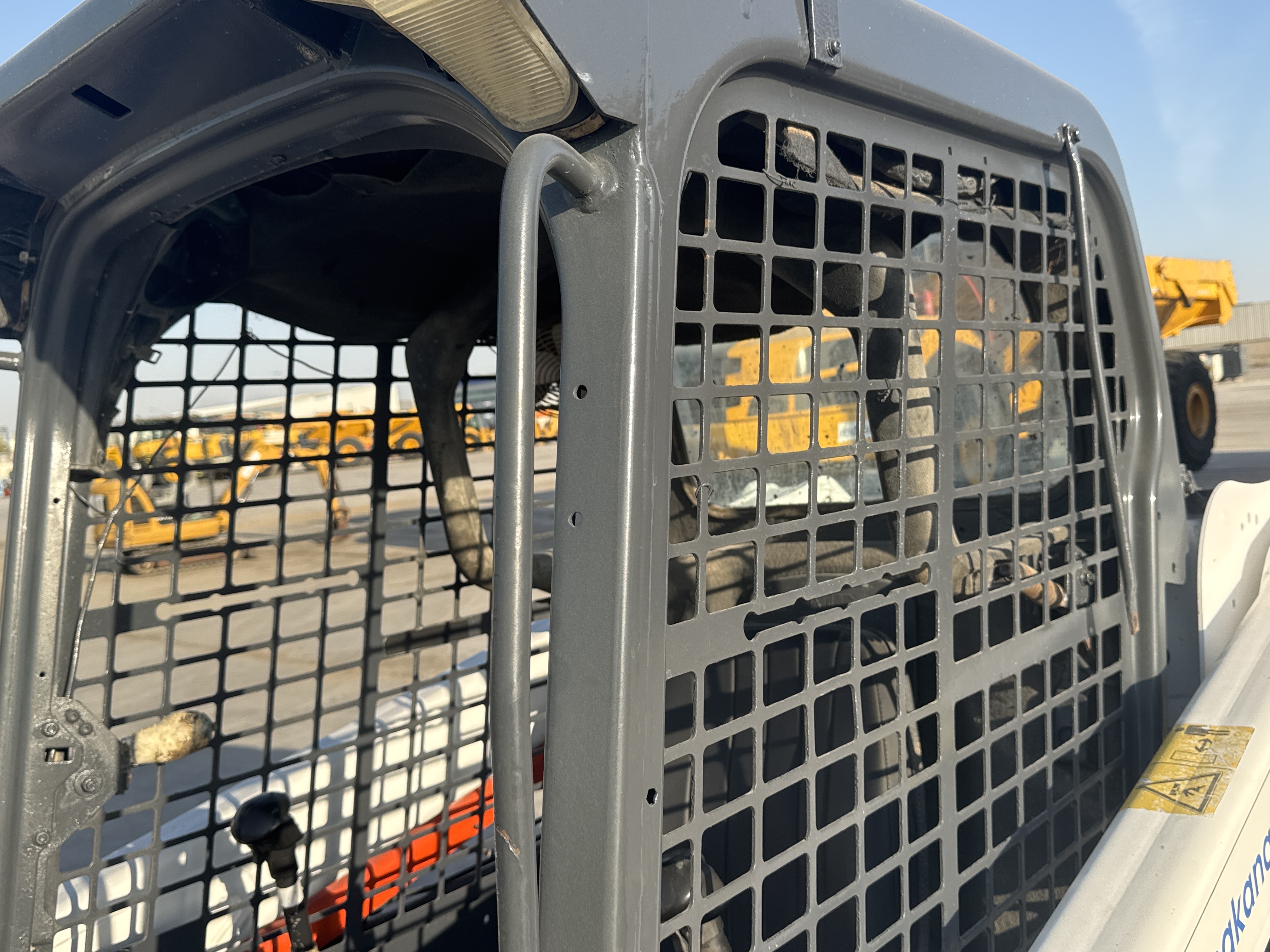 SSL-016-Bobcat-S510-Skid-steer-loaders-inspection-Structure-Handrails-2