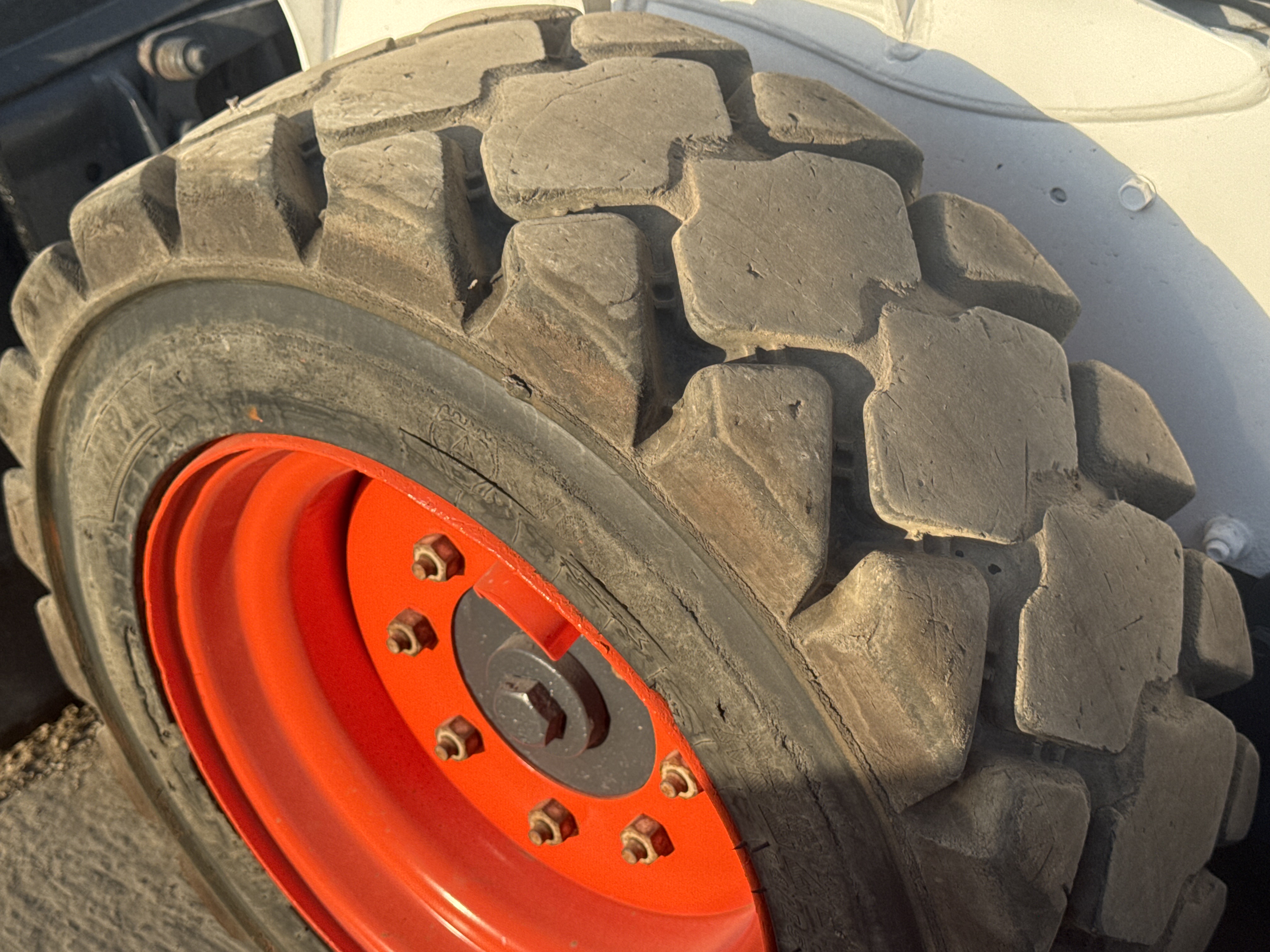 SSL-016-Bobcat-S510-Skid-steer-loaders-inspection-Chassis-Left-front-tire-/-wheel-hub---condition-2