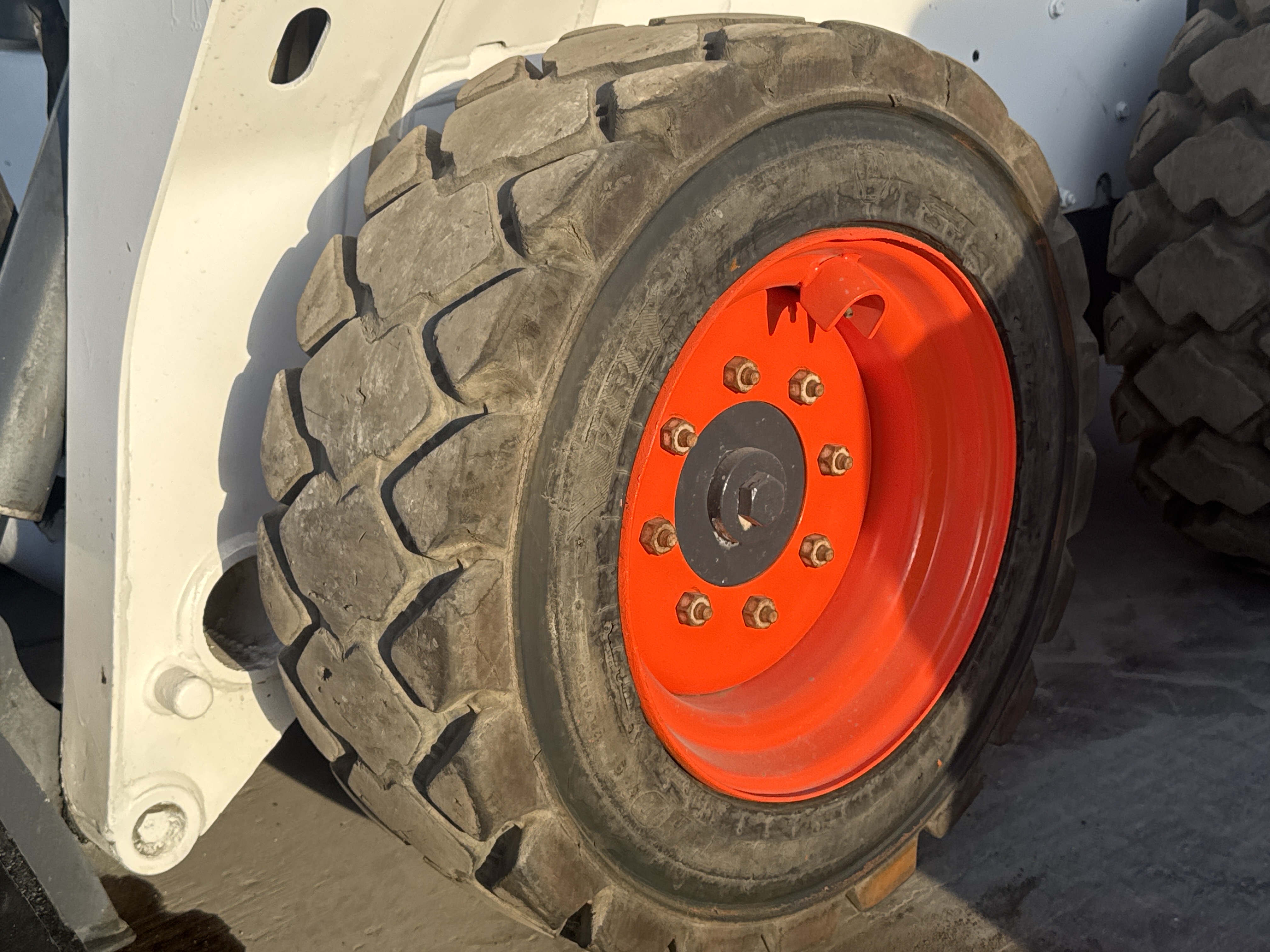 SSL-016-Bobcat-S510-Skid-steer-loaders-inspection-Chassis-Left-front-tire-/-wheel-hub---condition-2