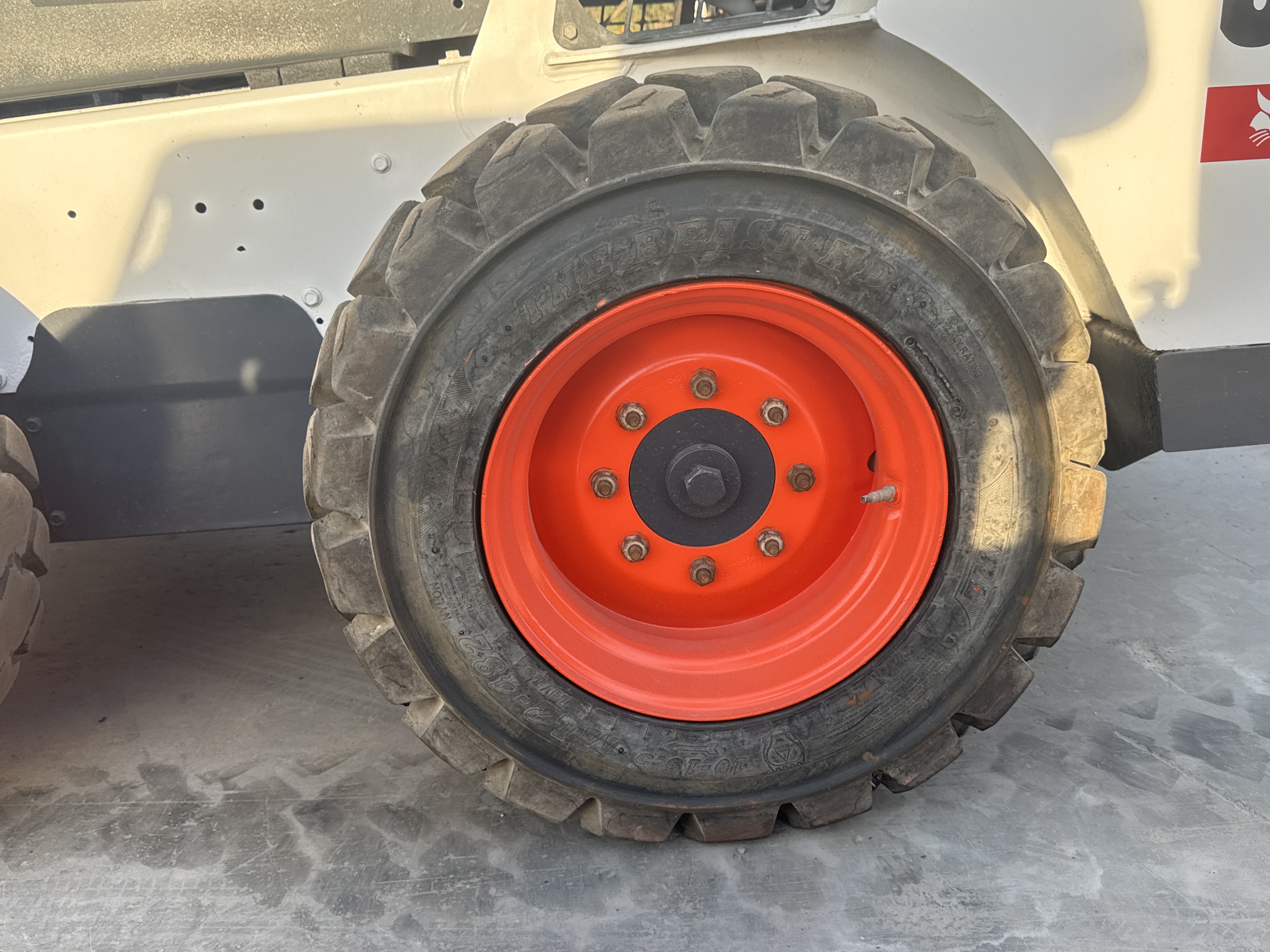 SSL-016-Bobcat-S510-Skid-steer-loaders-inspection-Chassis-Left-rear-tire-/-wheel-hub---condition-2