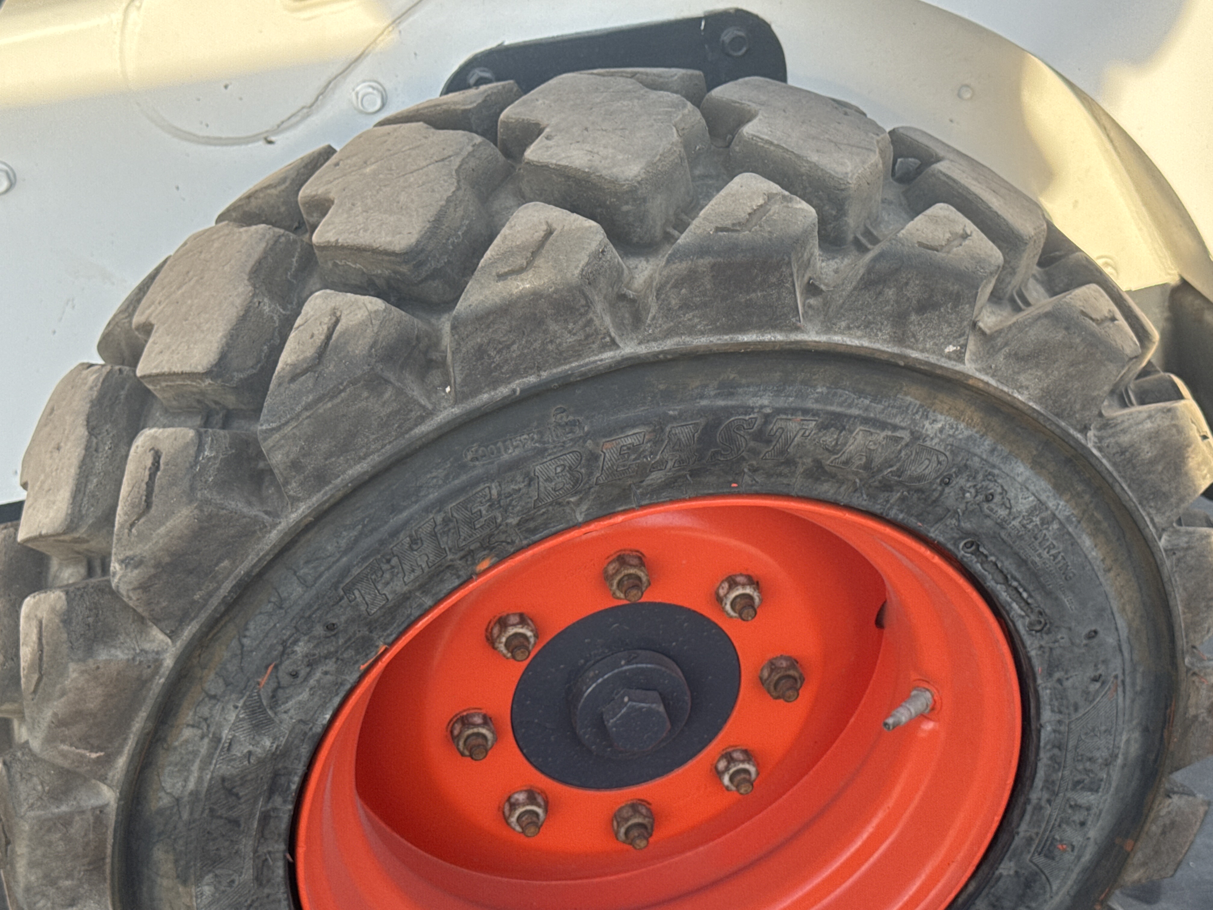 SSL-016-Bobcat-S510-Skid-steer-loaders-inspection-Chassis-Left-rear-tire-/-wheel-hub---condition-2
