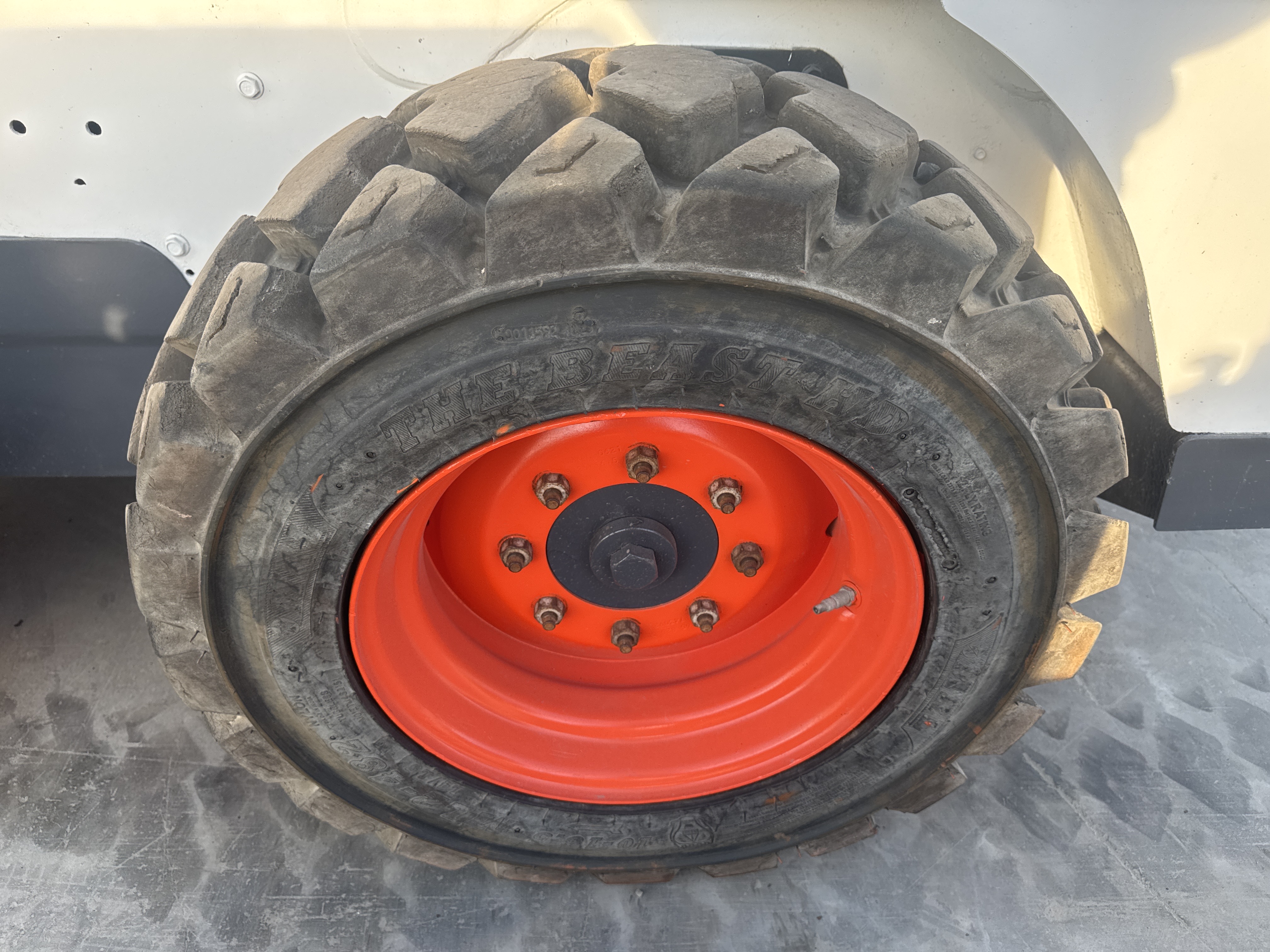SSL-016-Bobcat-S510-Skid-steer-loaders-inspection-Chassis-Left-rear-tire-/-wheel-hub---condition-2