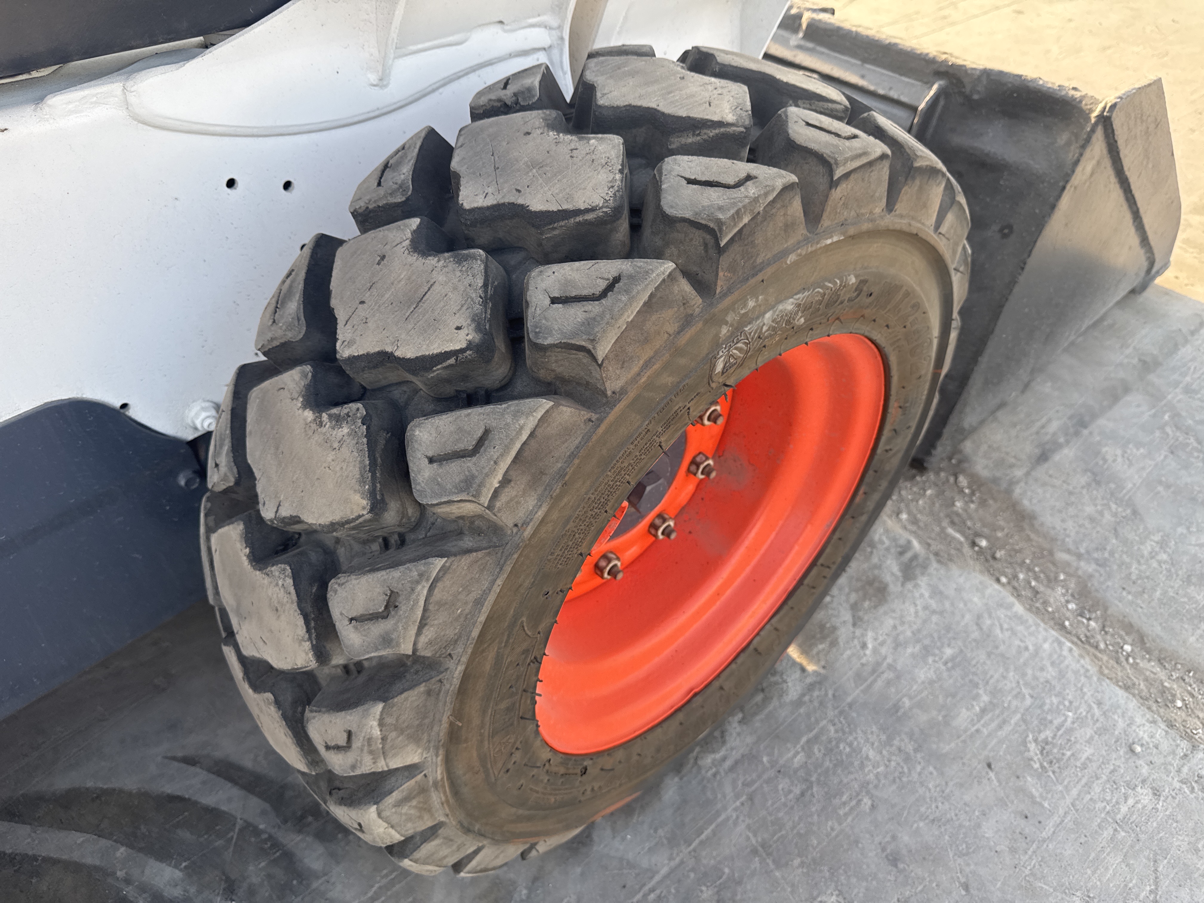 SSL-016-Bobcat-S510-Skid-steer-loaders-inspection-Chassis-Right-front-tire-/-wheel-hub---condition-2