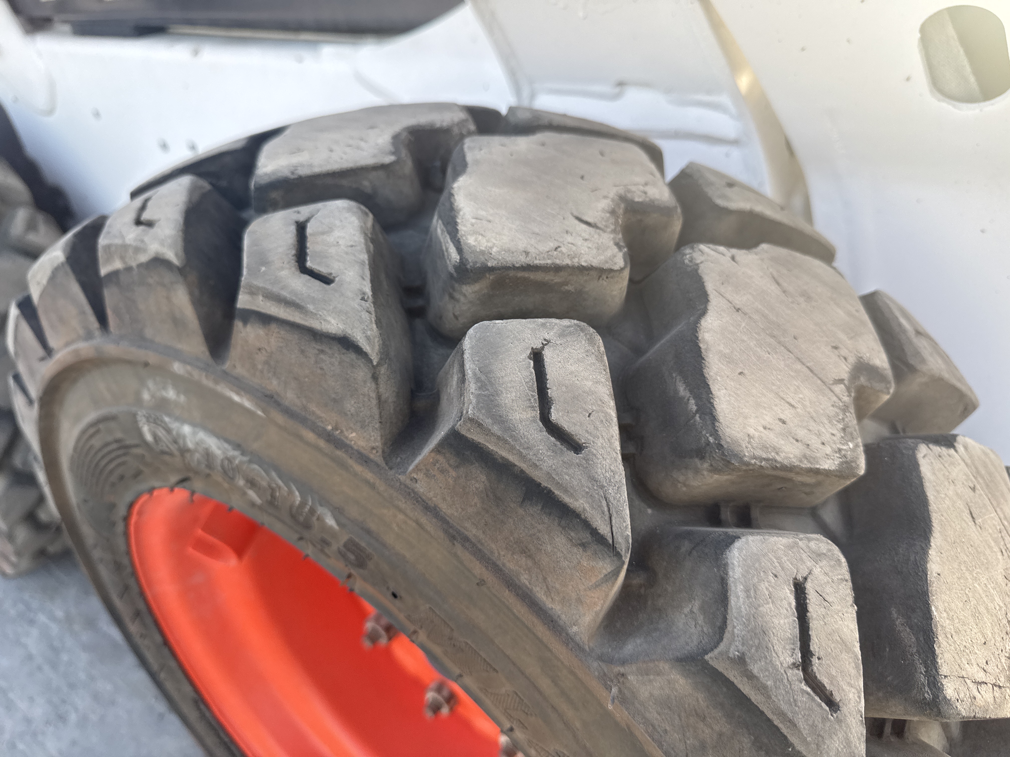SSL-016-Bobcat-S510-Skid-steer-loaders-inspection-Chassis-Right-front-tire-/-wheel-hub---condition-2
