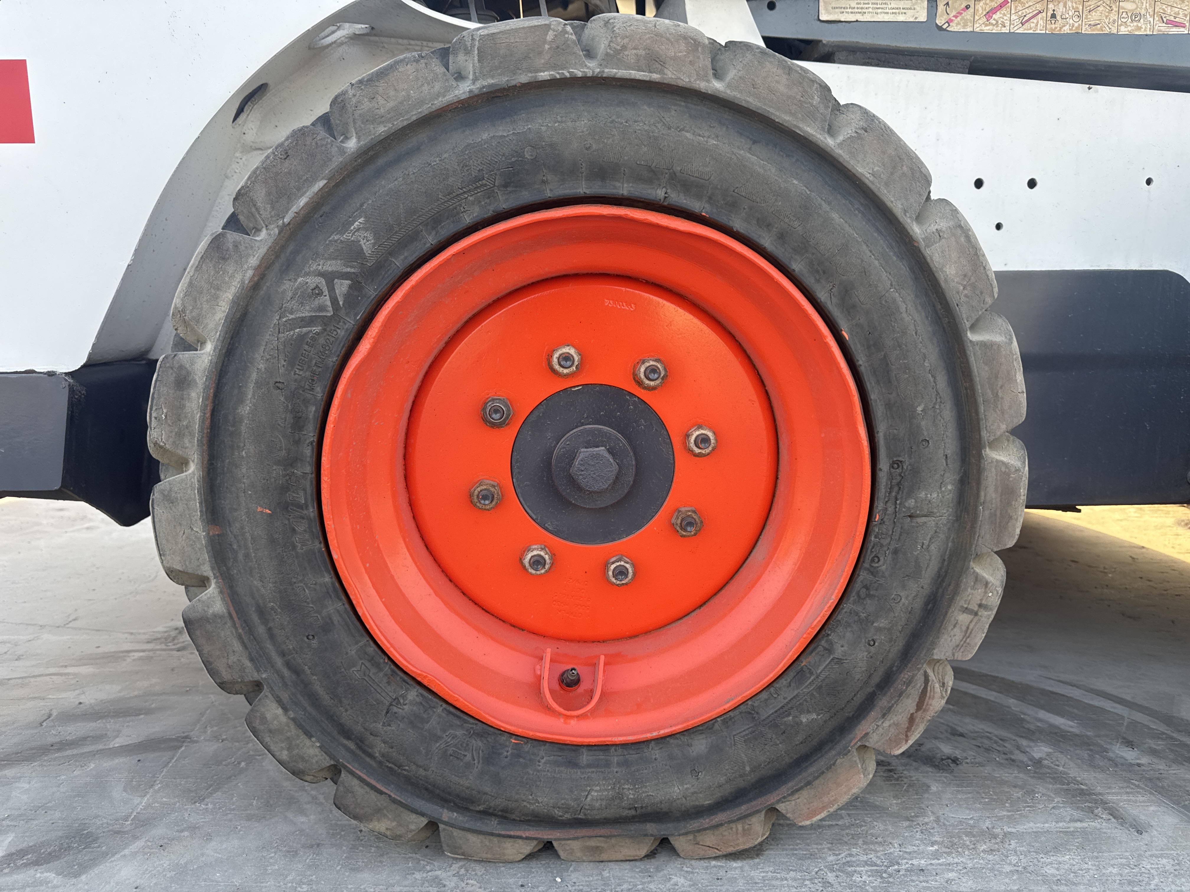 SSL-016-Bobcat-S510-Skid-steer-loaders-inspection-Chassis-Right-rear-tire-/-wheel-hub---condition-2