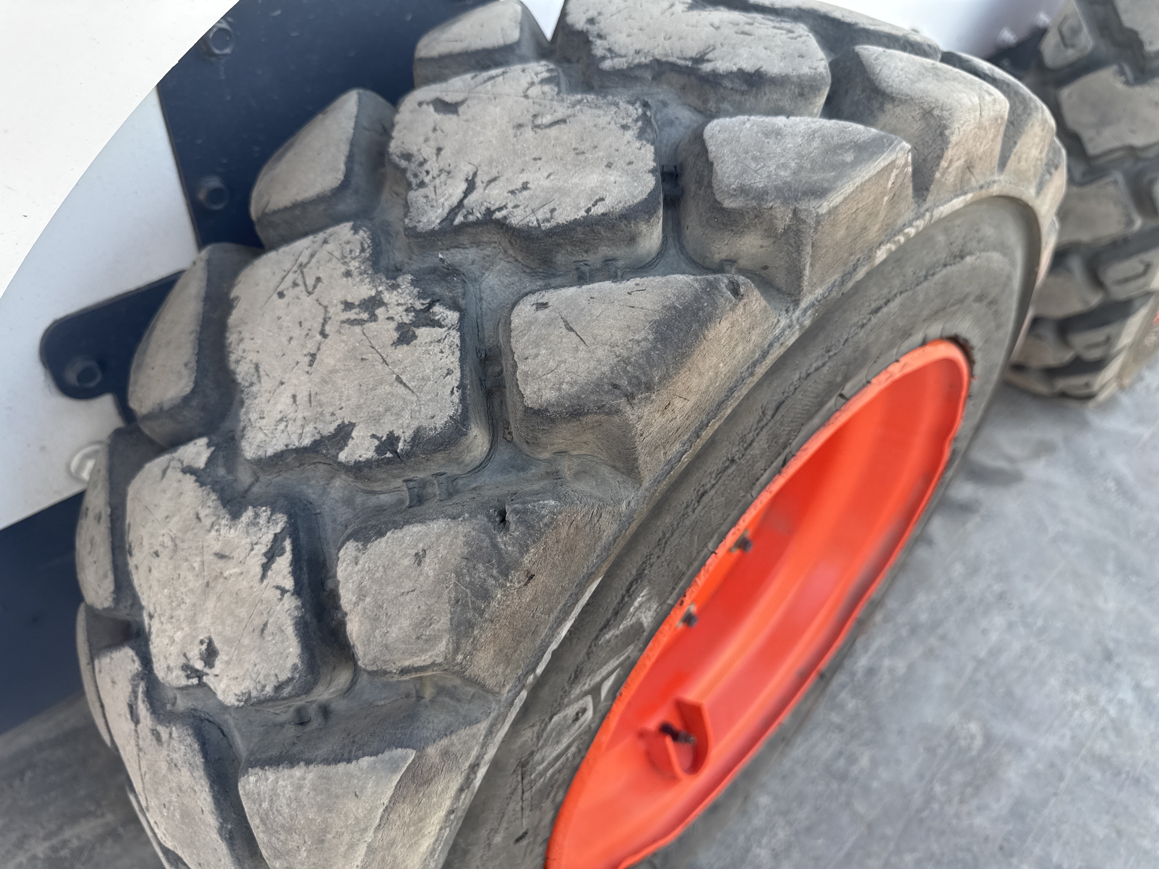 SSL-016-Bobcat-S510-Skid-steer-loaders-inspection-Chassis-Right-rear-tire-/-wheel-hub---condition-2