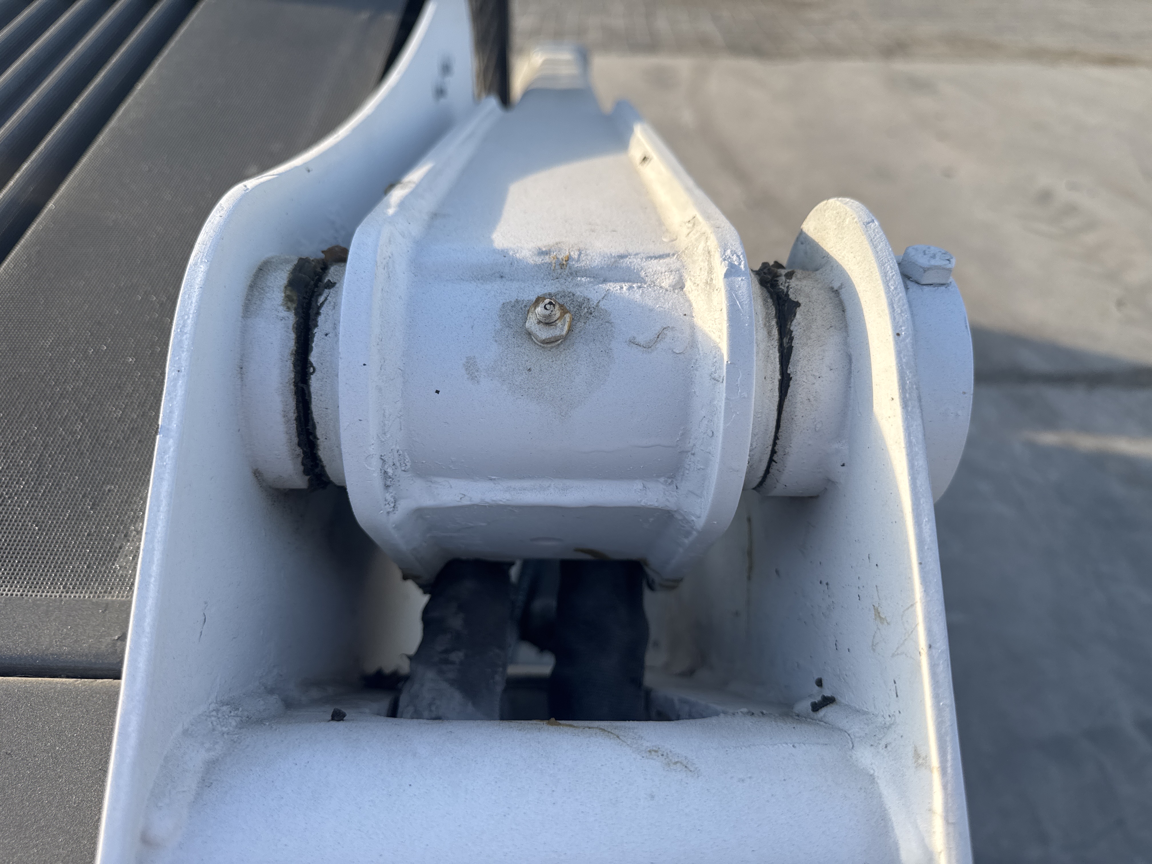 SSL-016-Bobcat-S510-Skid-steer-loaders-inspection-Chassis-Lift-arm-base-pin-and-bushings-2