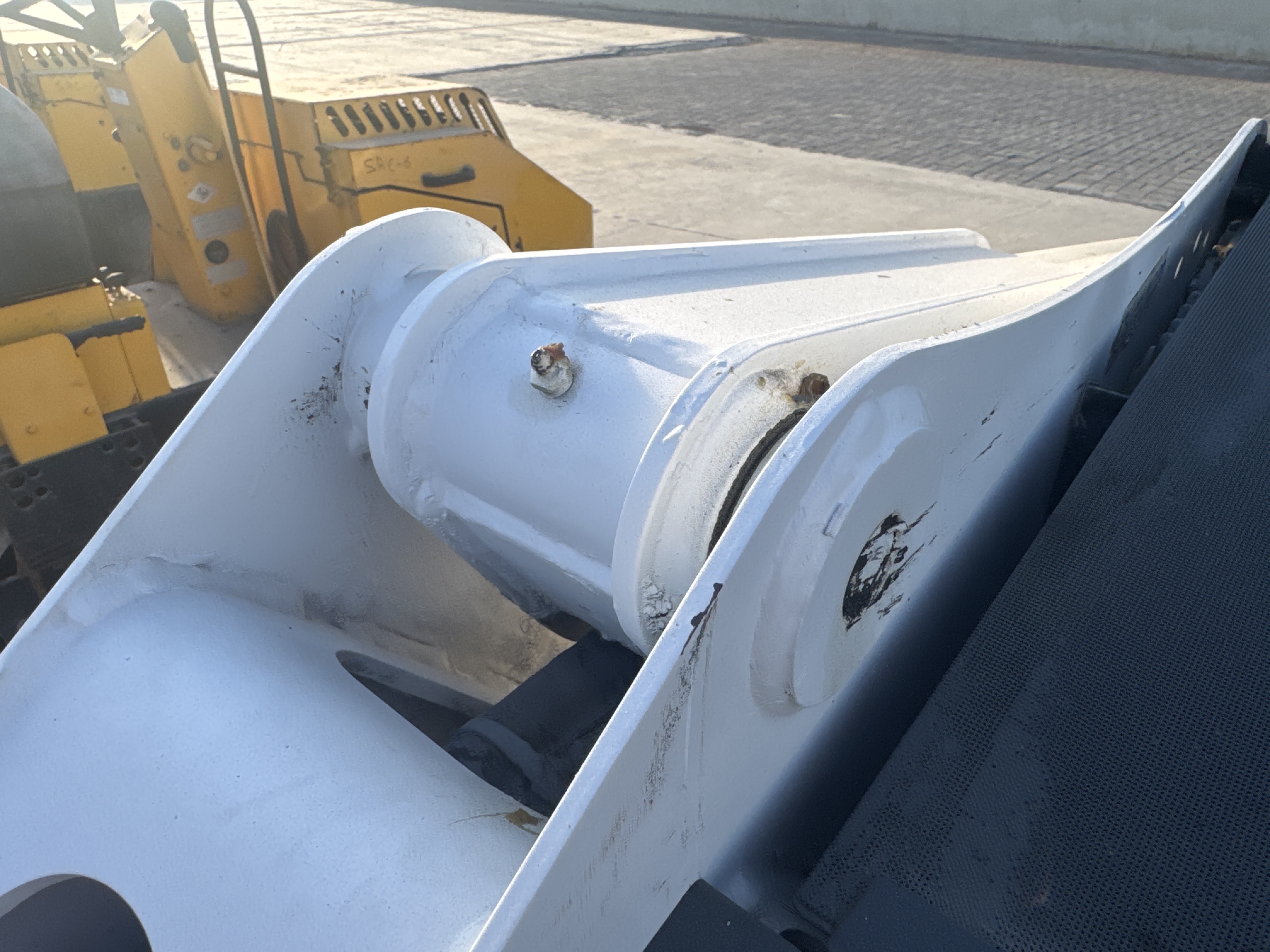 SSL-016-Bobcat-S510-Skid-steer-loaders-inspection-Chassis-Lift-arm-base-pin-and-bushings-2