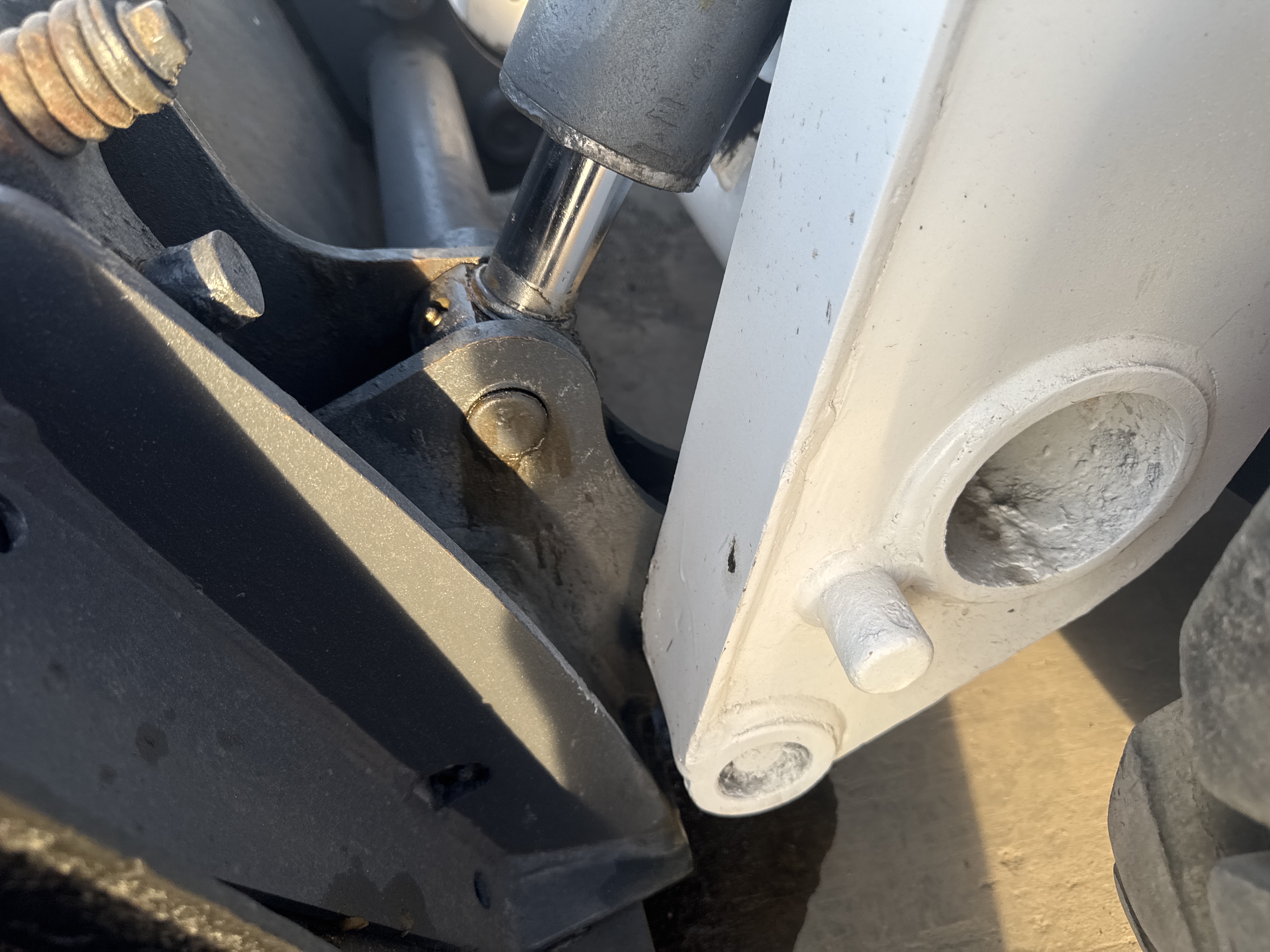 SSL-016-Bobcat-S510-Skid-steer-loaders-inspection-Chassis-Pins-and-bushings-lift-arm-to-bucket-2