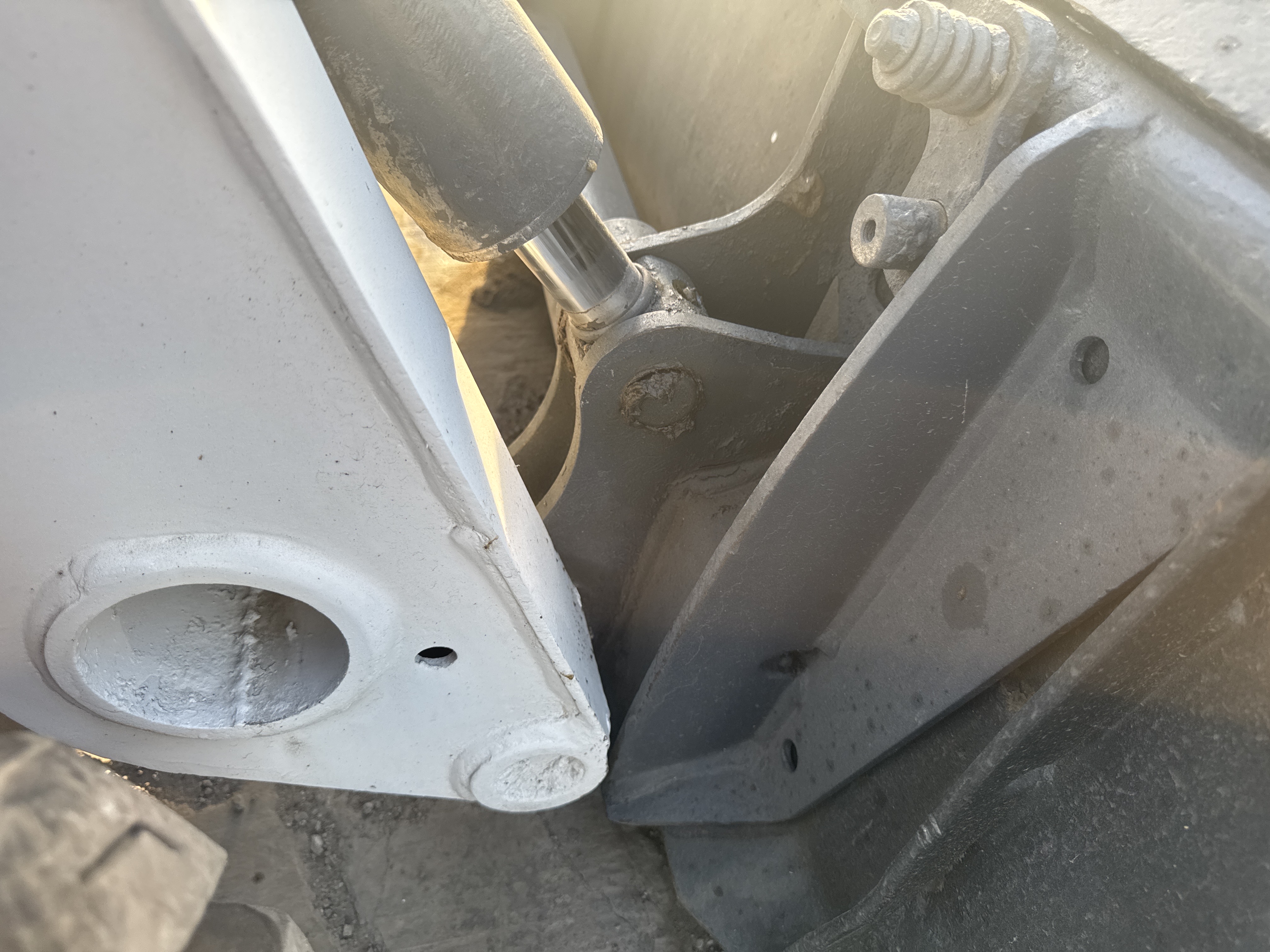 SSL-016-Bobcat-S510-Skid-steer-loaders-inspection-Chassis-Pins-and-bushings-lift-arm-to-bucket-2