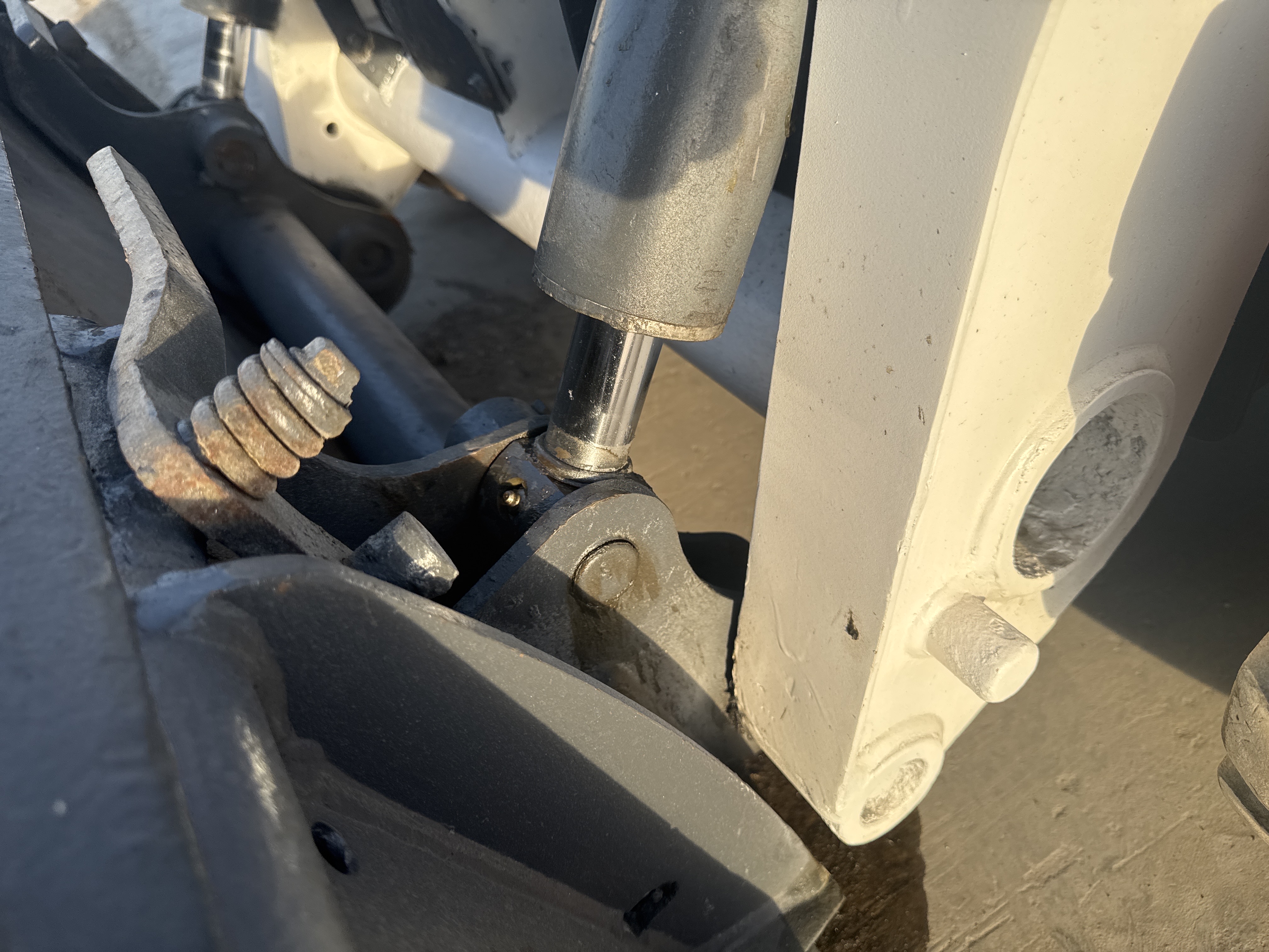 SSL-016-Bobcat-S510-Skid-steer-loaders-inspection-Chassis-Pins-and-bushings-lift-arm-to-bucket-2