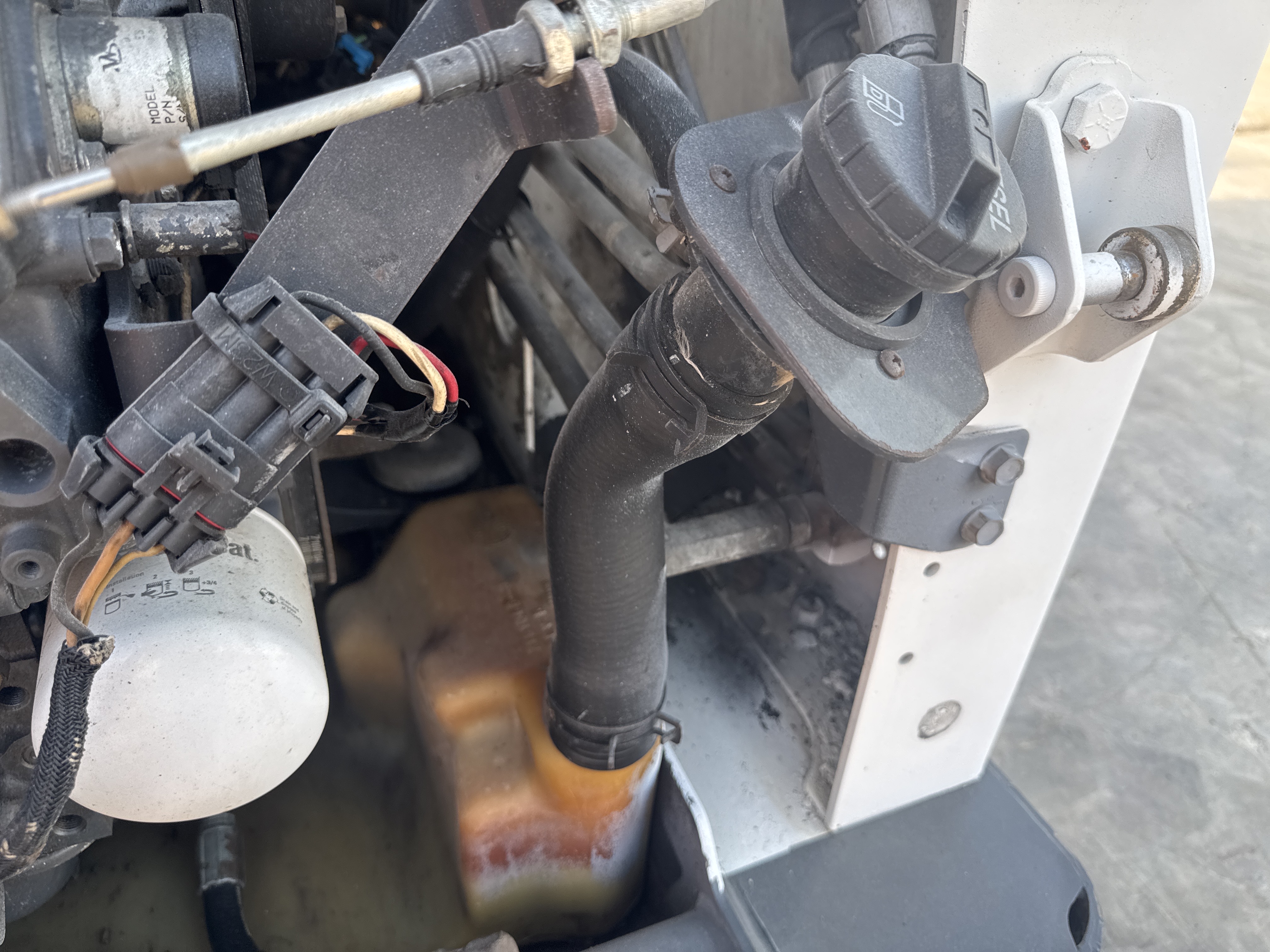 SSL-016-Bobcat-S510-Skid-steer-loaders-inspection-Engine-Fuel-tank-2