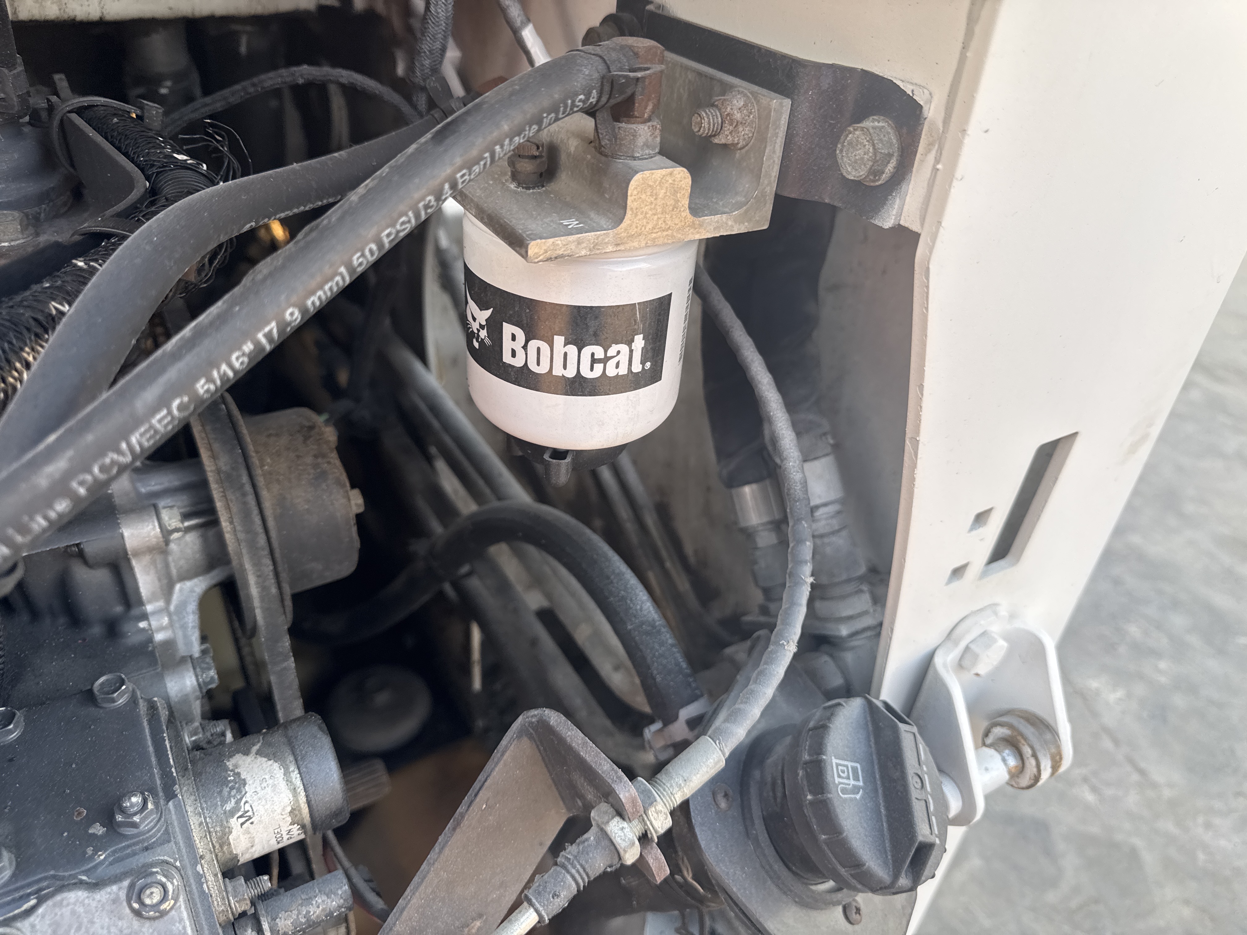 SSL-016-Bobcat-S510-Skid-steer-loaders-inspection-Engine-Fuel-leaks-2