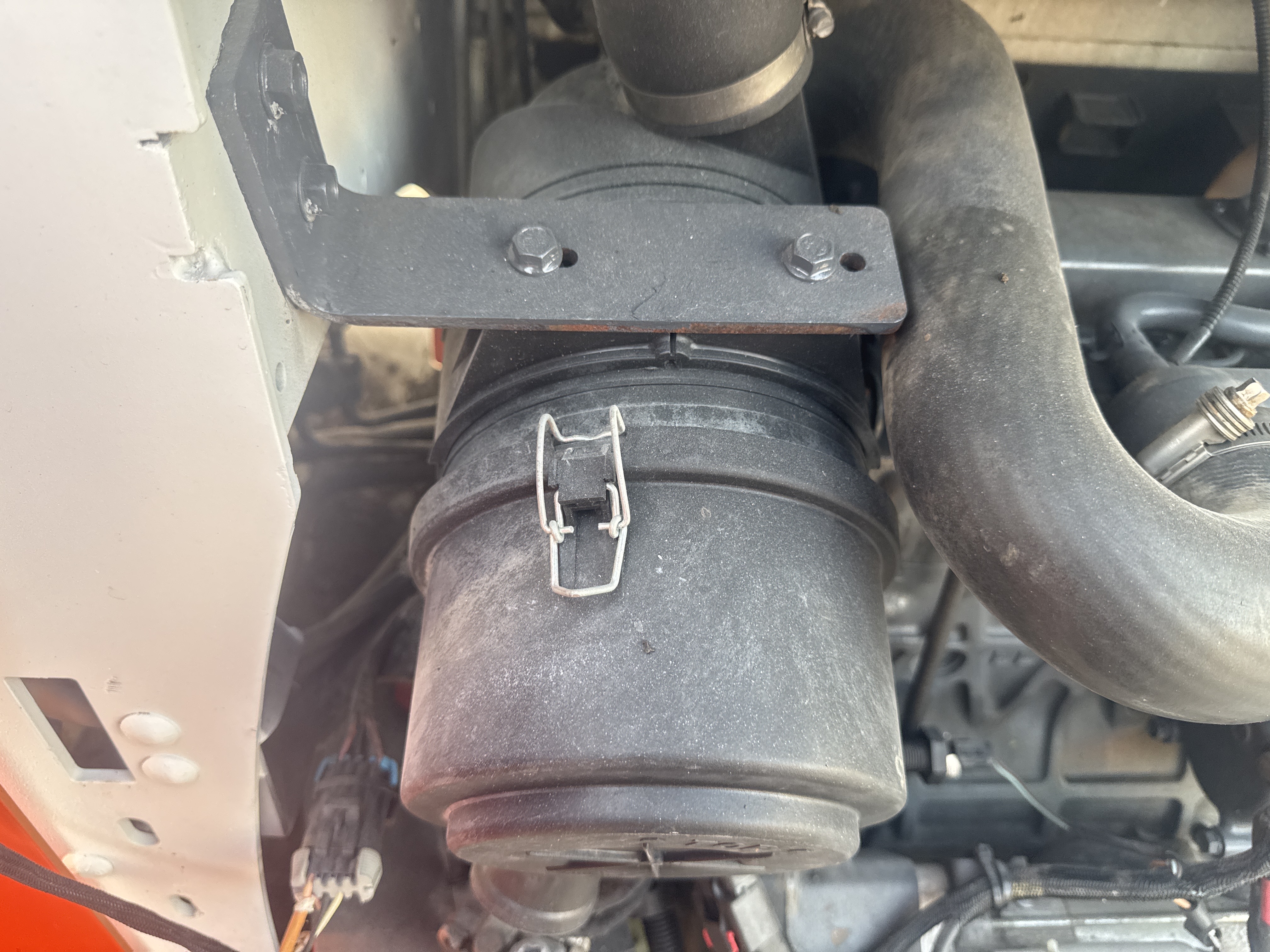 SSL-016-Bobcat-S510-Skid-steer-loaders-inspection-Engine-Air-intake-system-2
