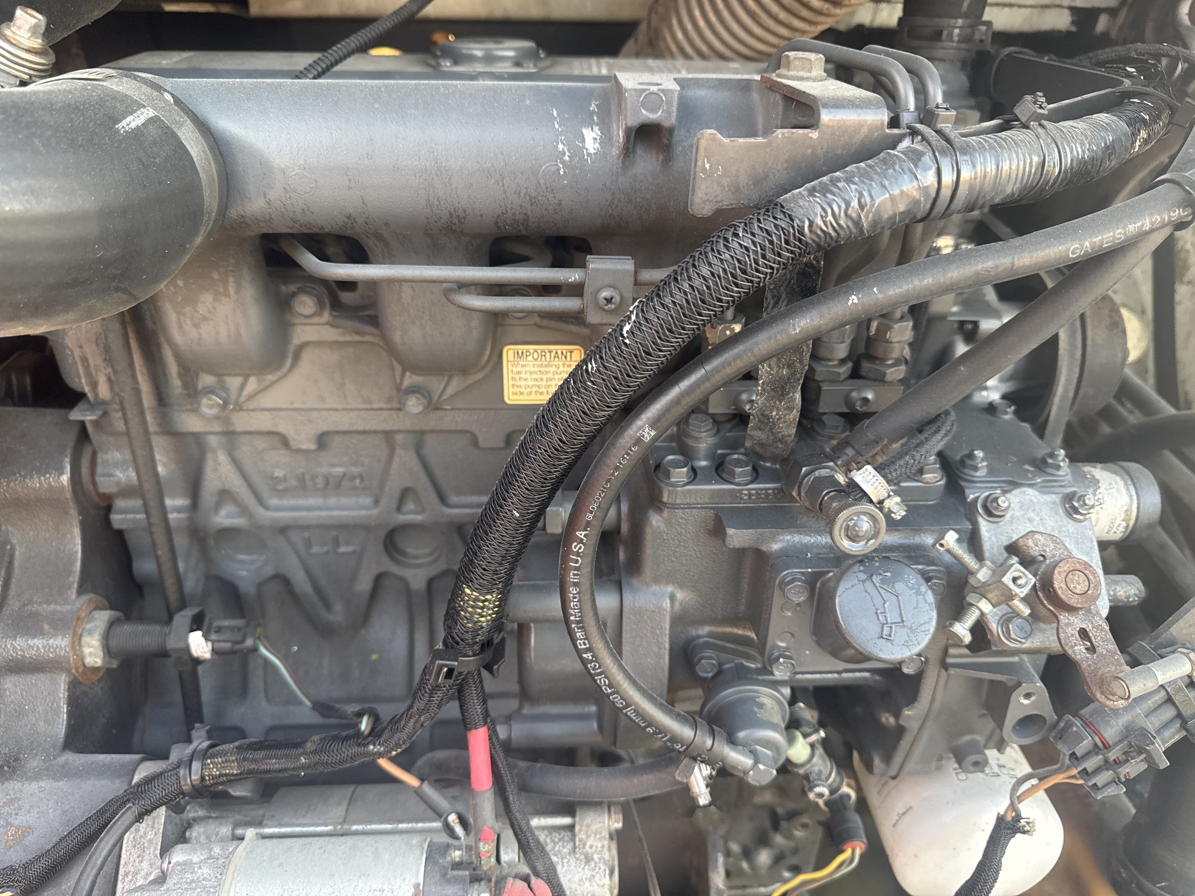 SSL-016-Bobcat-S510-Skid-steer-loaders-inspection-Engine-Engine-oil-leaks-2