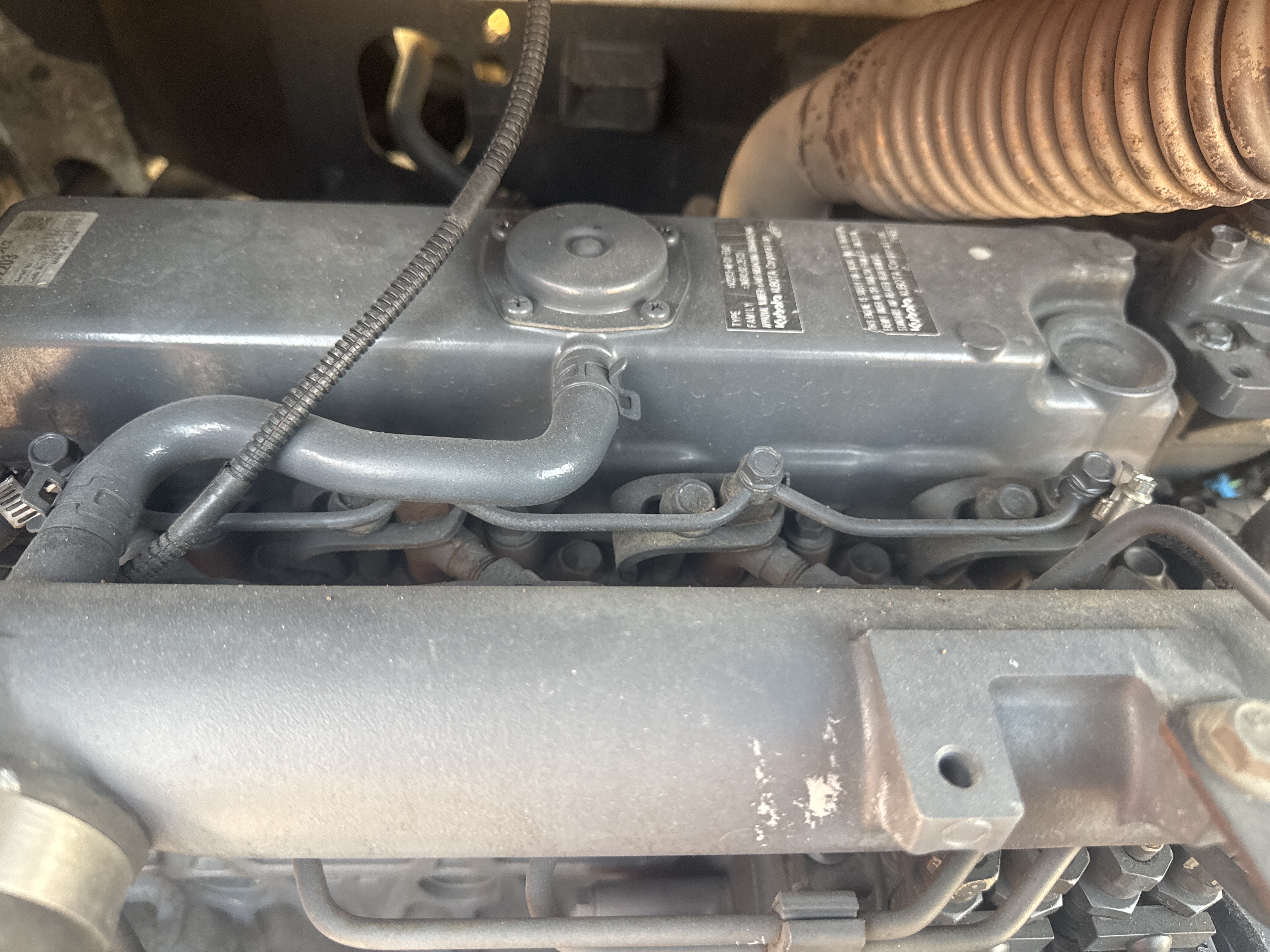 SSL-016-Bobcat-S510-Skid-steer-loaders-inspection-Engine-Engine-oil-leaks-2