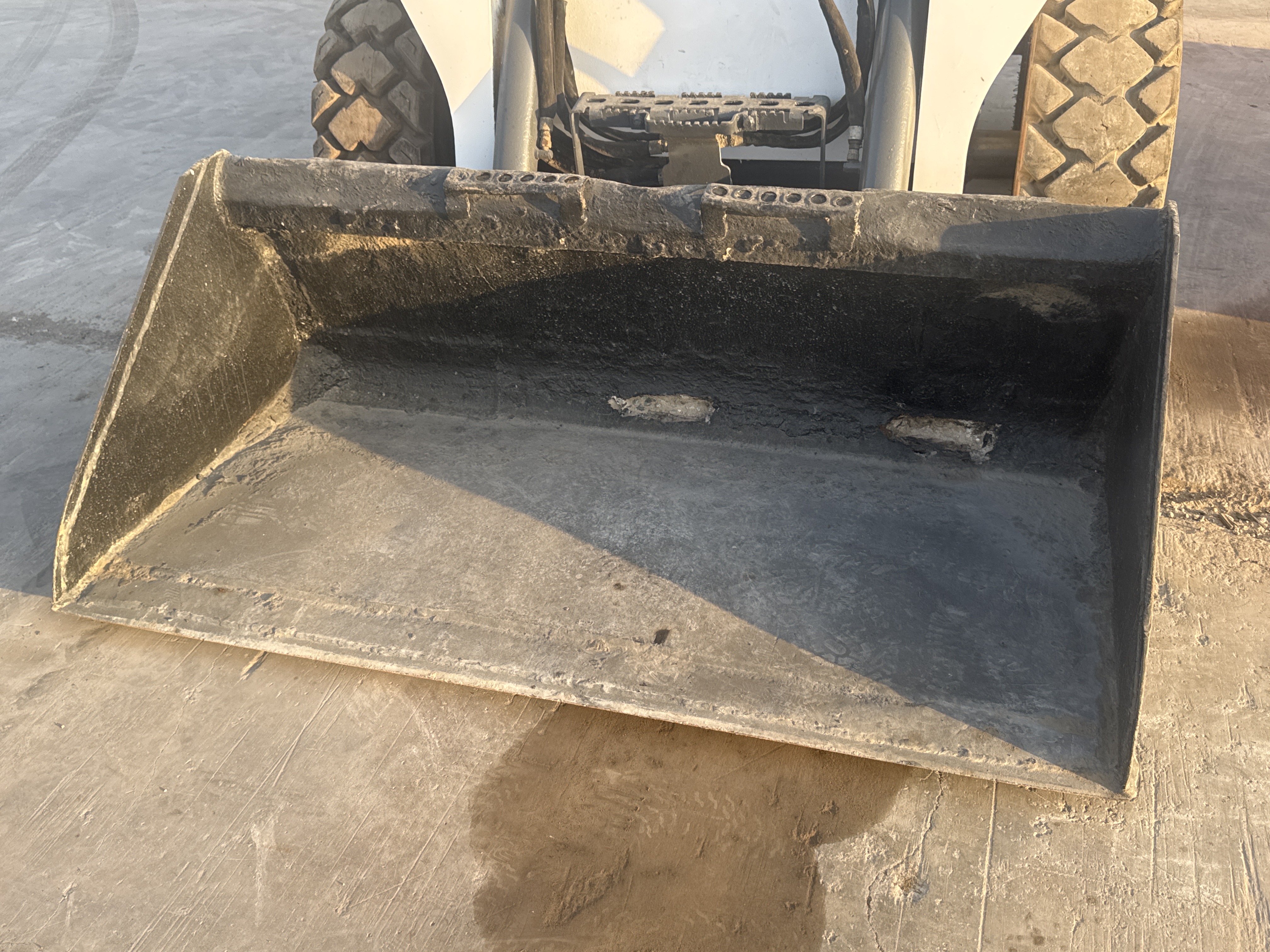 SSL-016-Bobcat-S510-Skid-steer-loaders-inspection-Attachment-Loader-bucket-condition-2