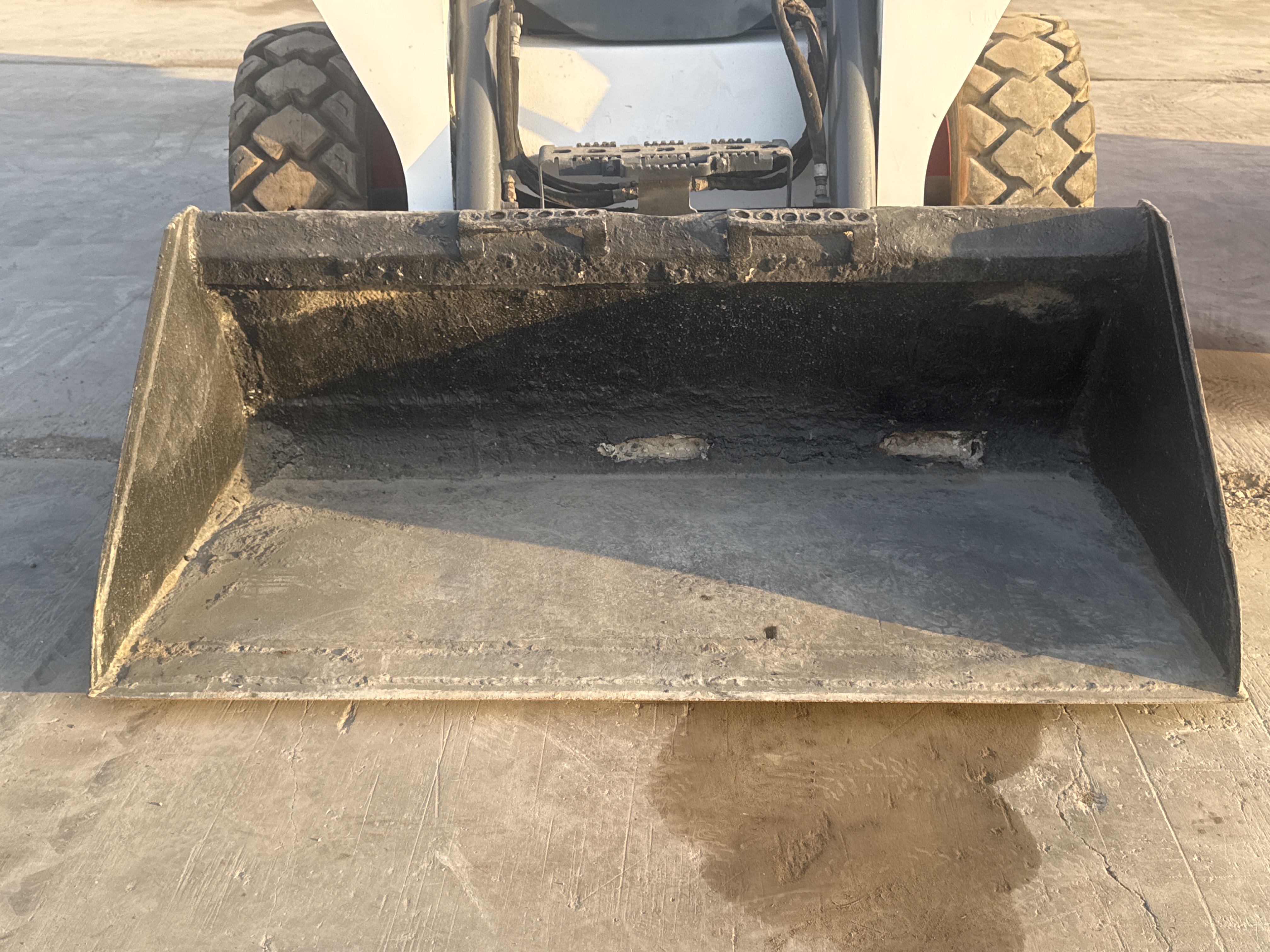 SSL-016-Bobcat-S510-Skid-steer-loaders-inspection-Attachment-Loader-bucket-condition-2