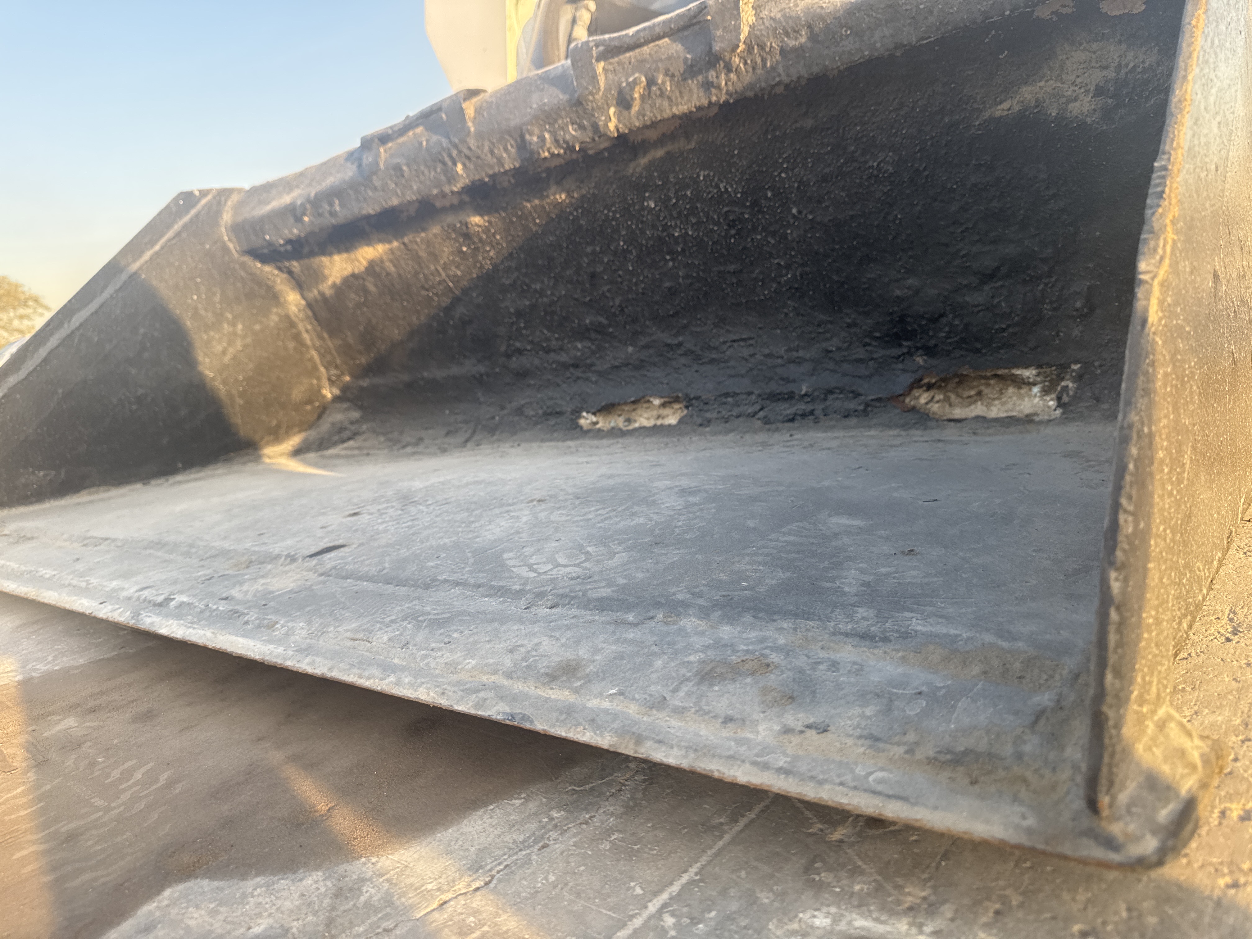 SSL-016-Bobcat-S510-Skid-steer-loaders-inspection-Attachment-Loader-bucket-cutting-edge/teeth-2