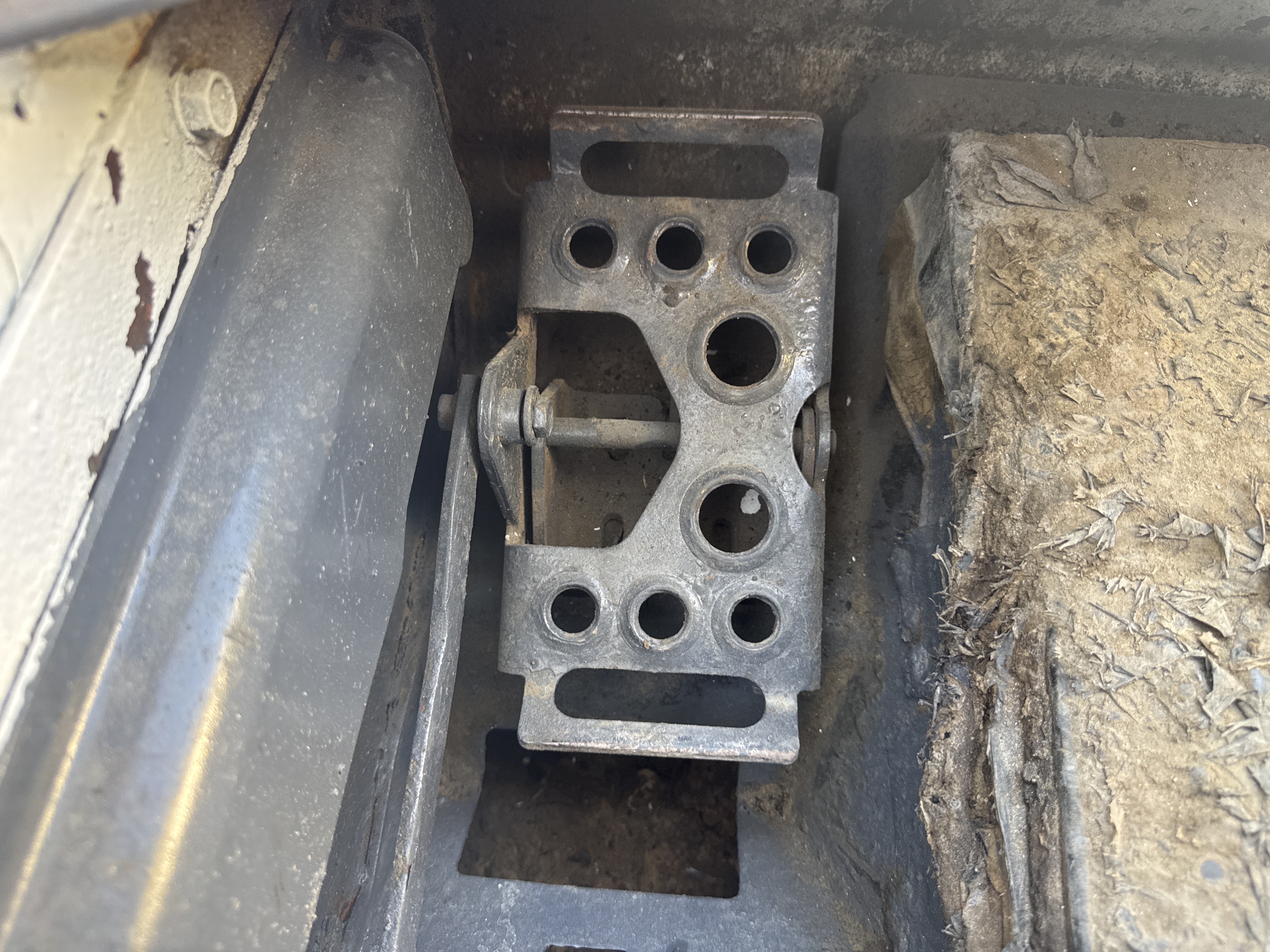 SSL-016-Bobcat-S510-Skid-steer-loaders-inspection-Cabin-Pedals-1