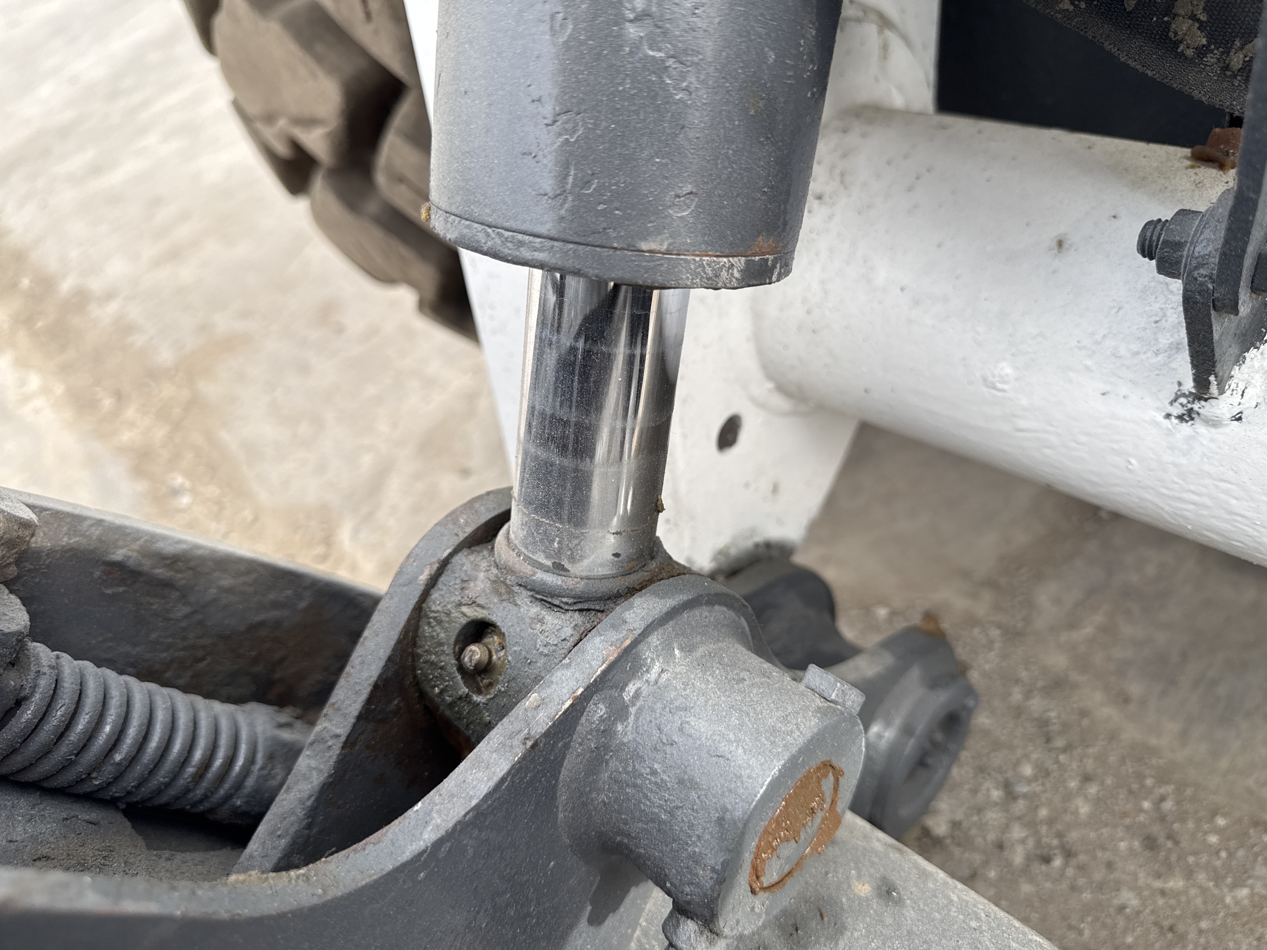 SSL-016-Bobcat-S510-Skid-steer-loaders-inspection-Hydraulics-Bucket-cylinder-2
