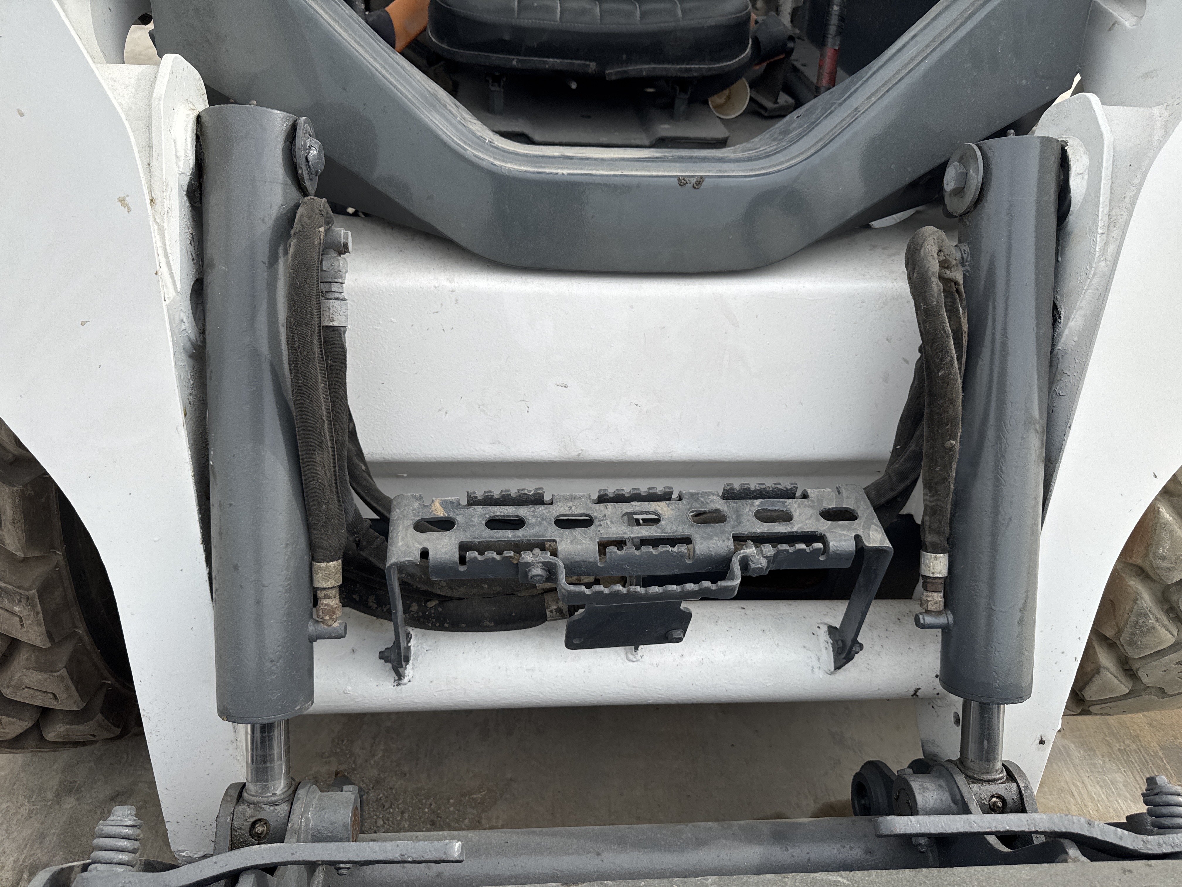 SSL-016-Bobcat-S510-Skid-steer-loaders-inspection-Hydraulics-Bucket-cylinder-2