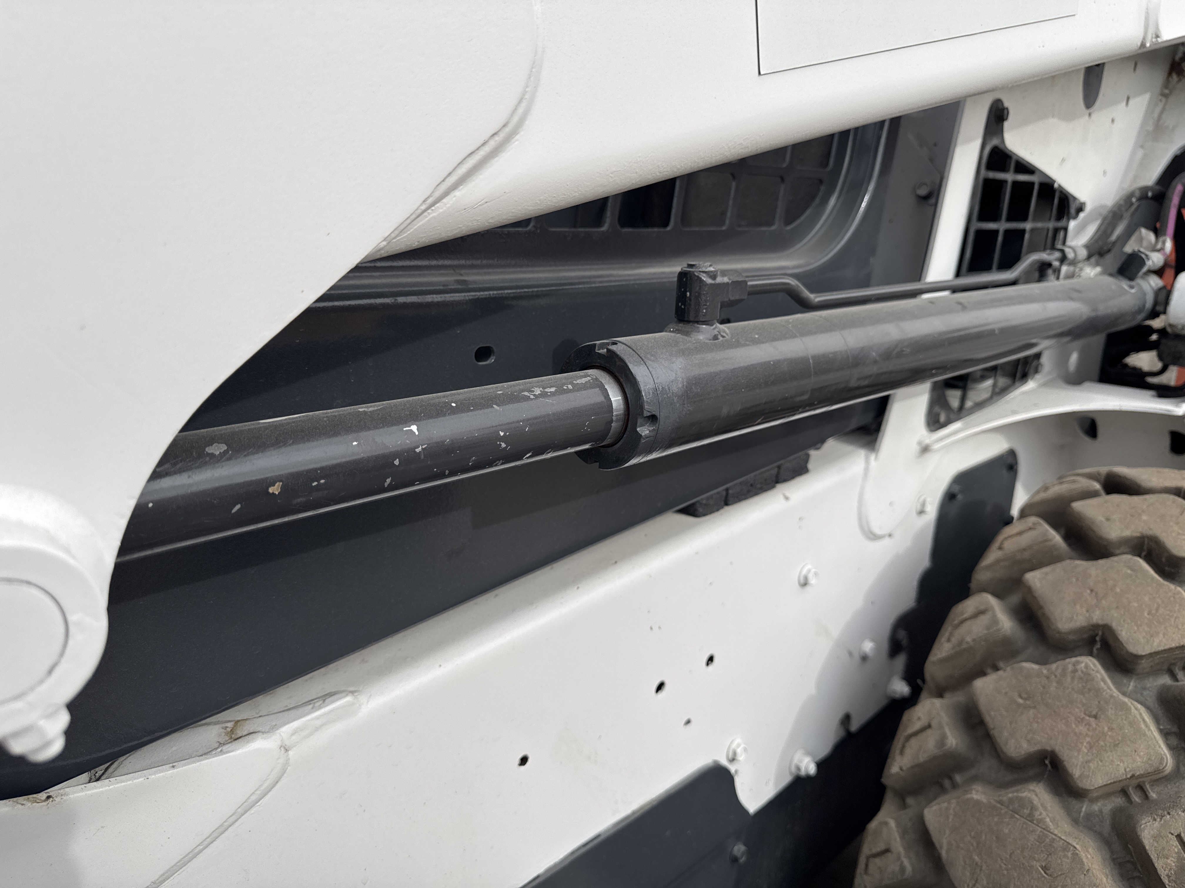 SSL-016-Bobcat-S510-Skid-steer-loaders-inspection-Hydraulics-Loader-lift-cylinder-2
