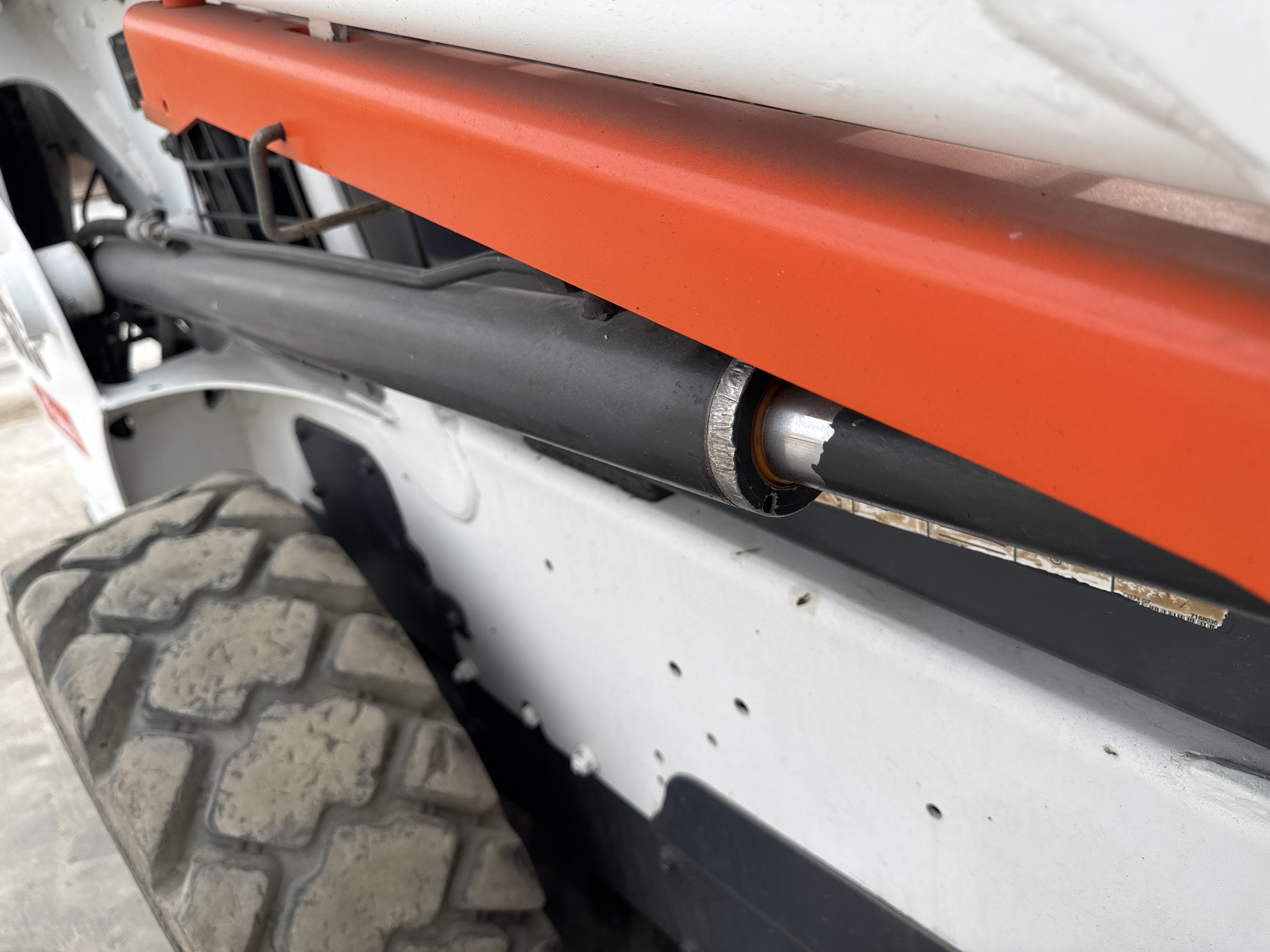 SSL-016-Bobcat-S510-Skid-steer-loaders-inspection-Hydraulics-Loader-lift-cylinder-2