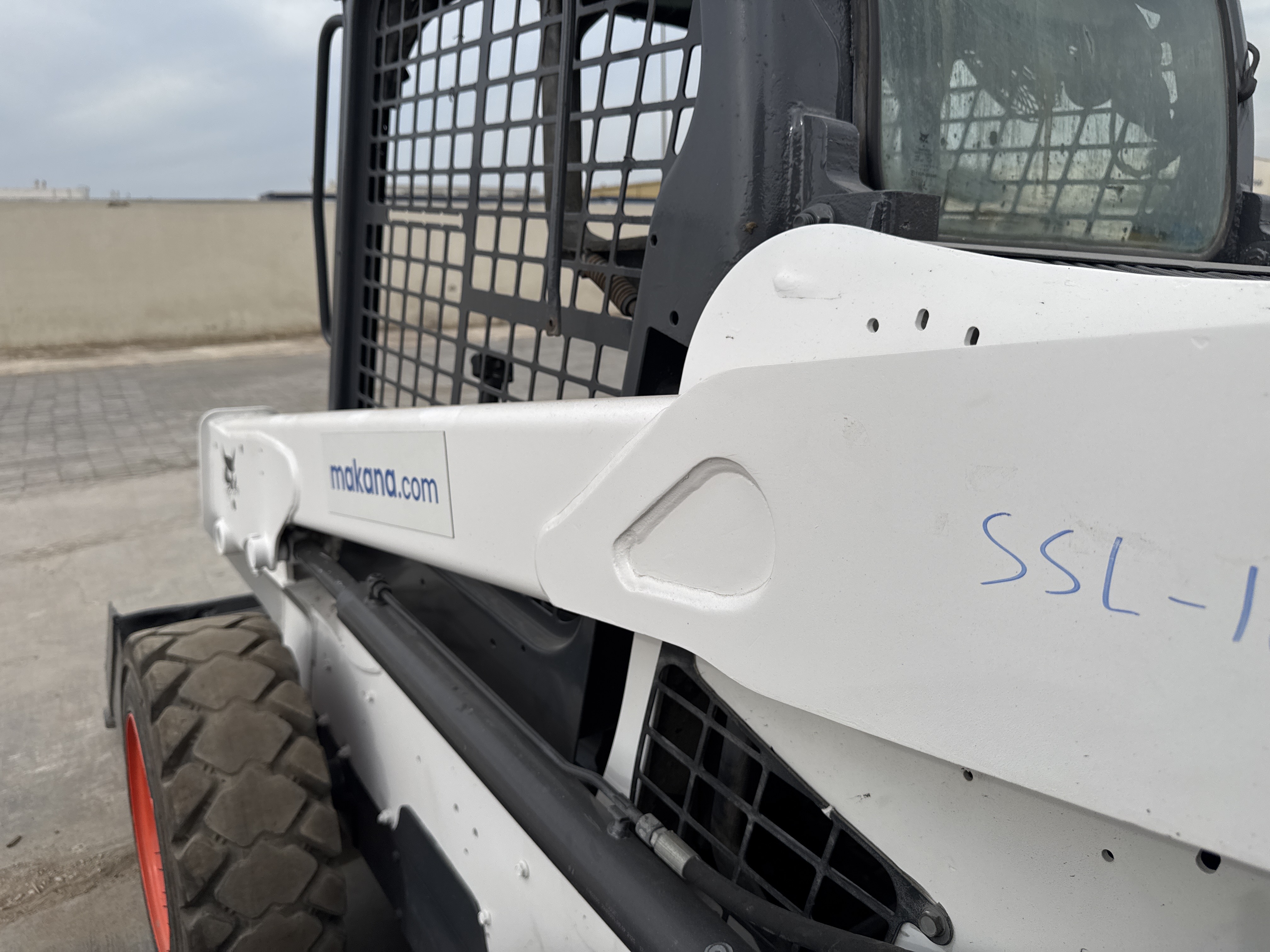 SSL-016-Bobcat-S510-Skid-steer-loaders-inspection-Hydraulics-Lift-arm-2