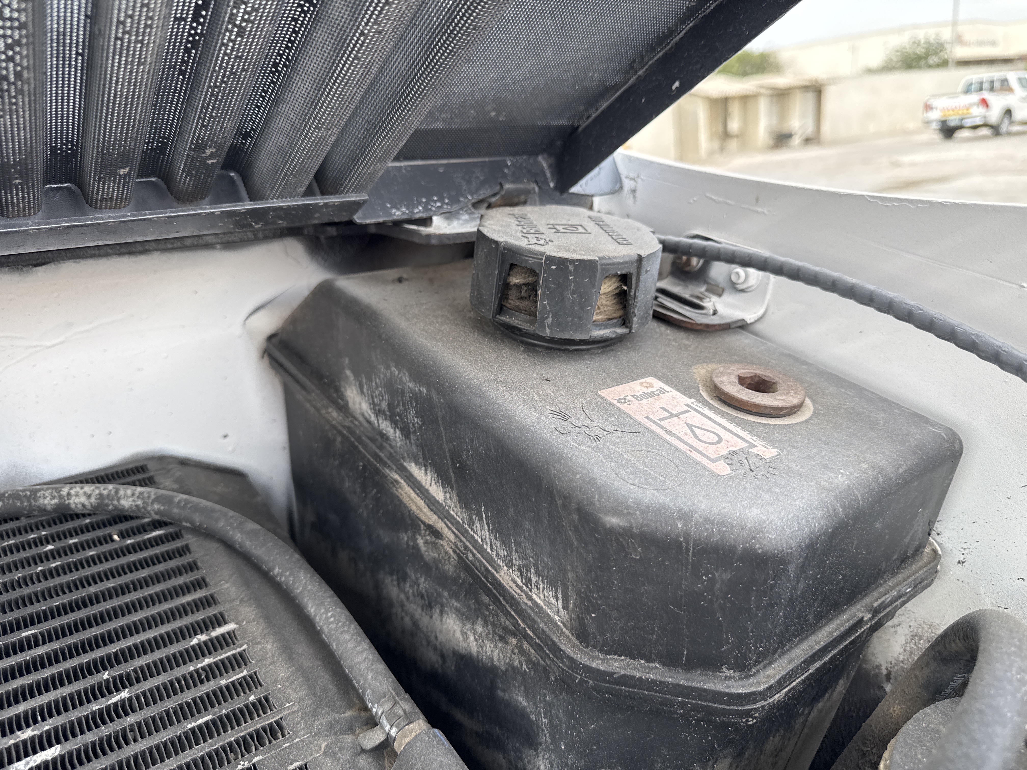SSL-016-Bobcat-S510-Skid-steer-loaders-inspection-Hydraulics-Hydraulic-Tank-2
