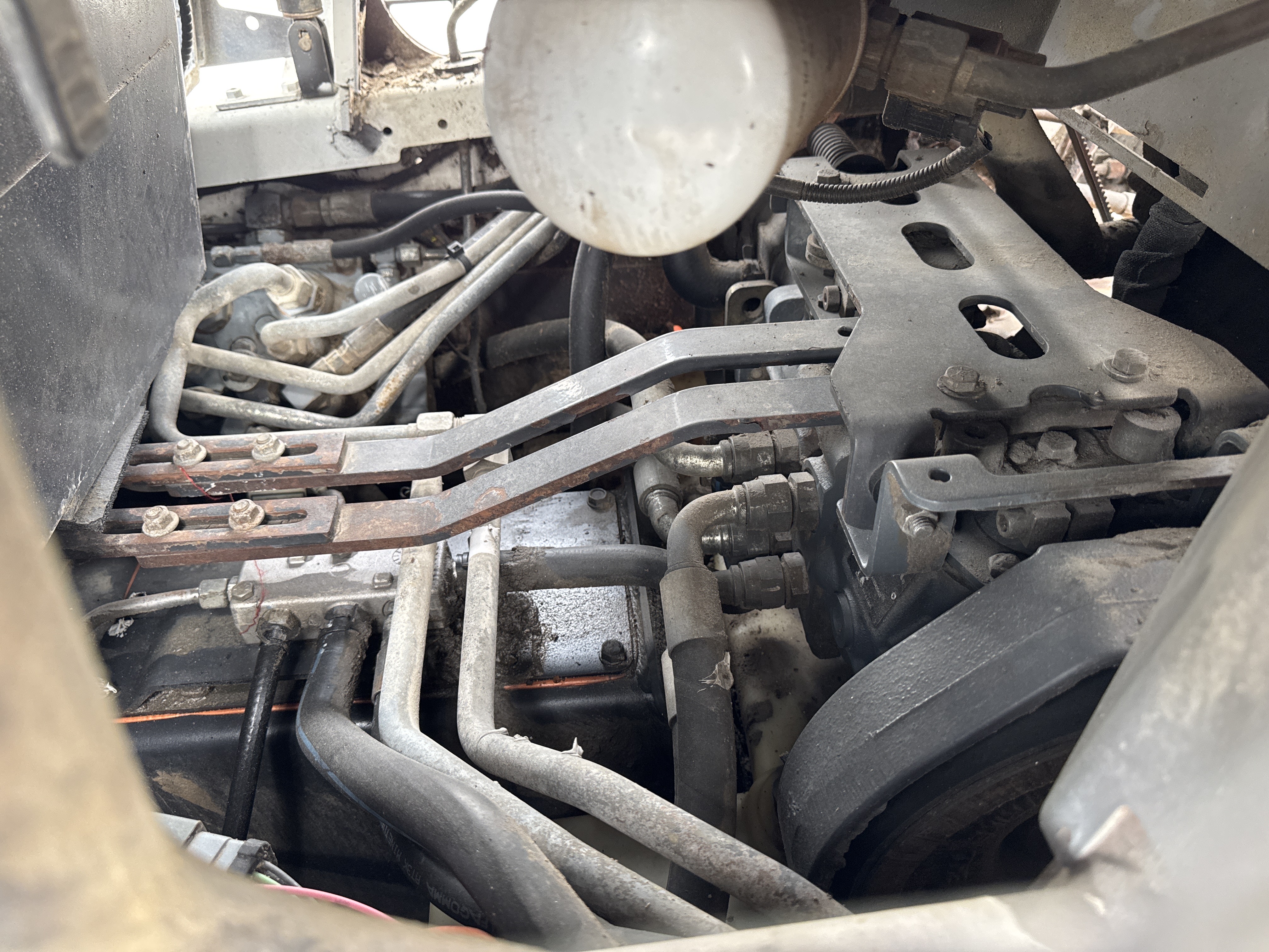 SSL-016-Bobcat-S510-Skid-steer-loaders-inspection-Hydraulics-Hydraulic-hoses-and-lines-2