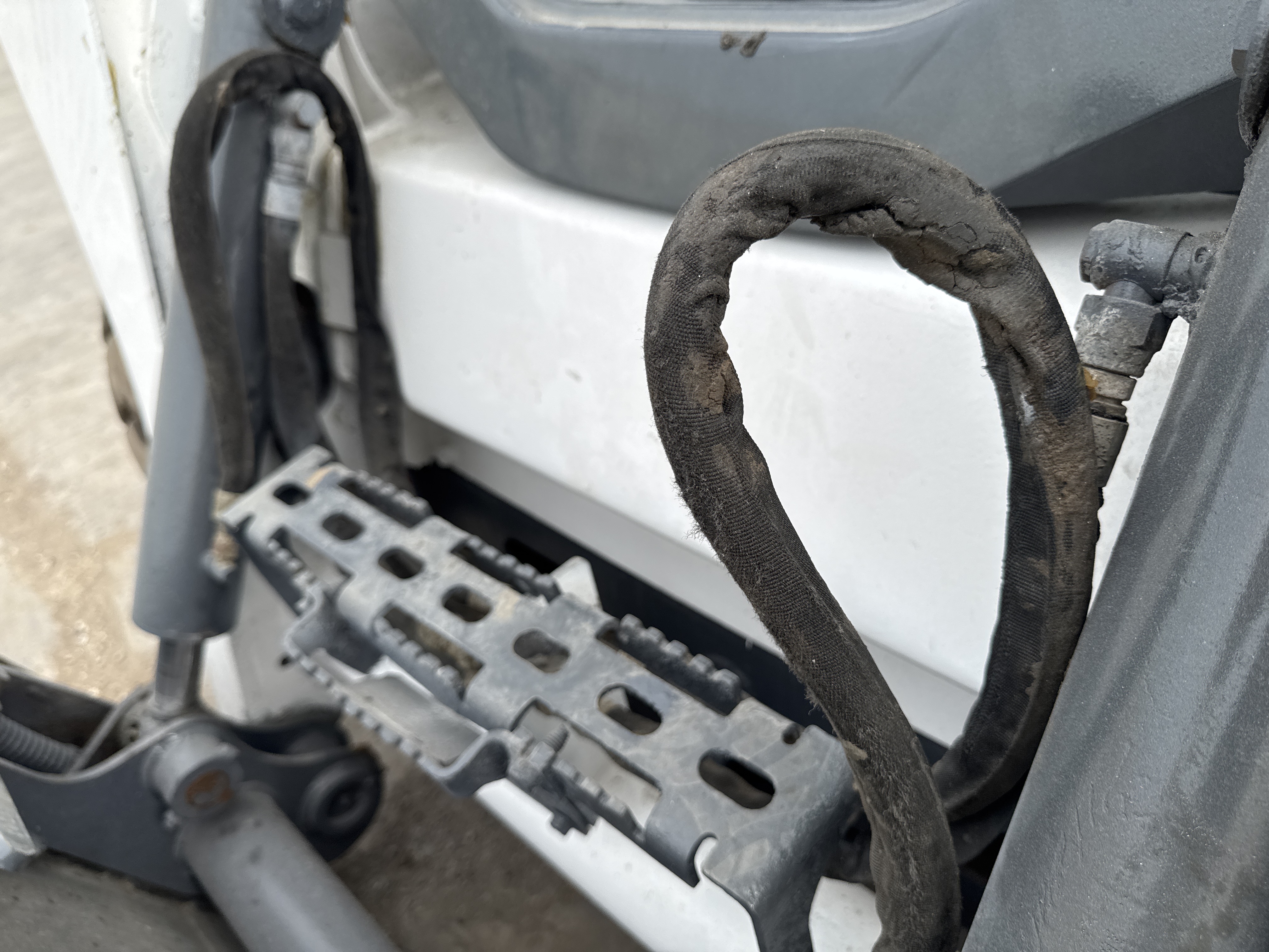 SSL-016-Bobcat-S510-Skid-steer-loaders-inspection-Hydraulics-Hydraulic-hoses-and-lines-2
