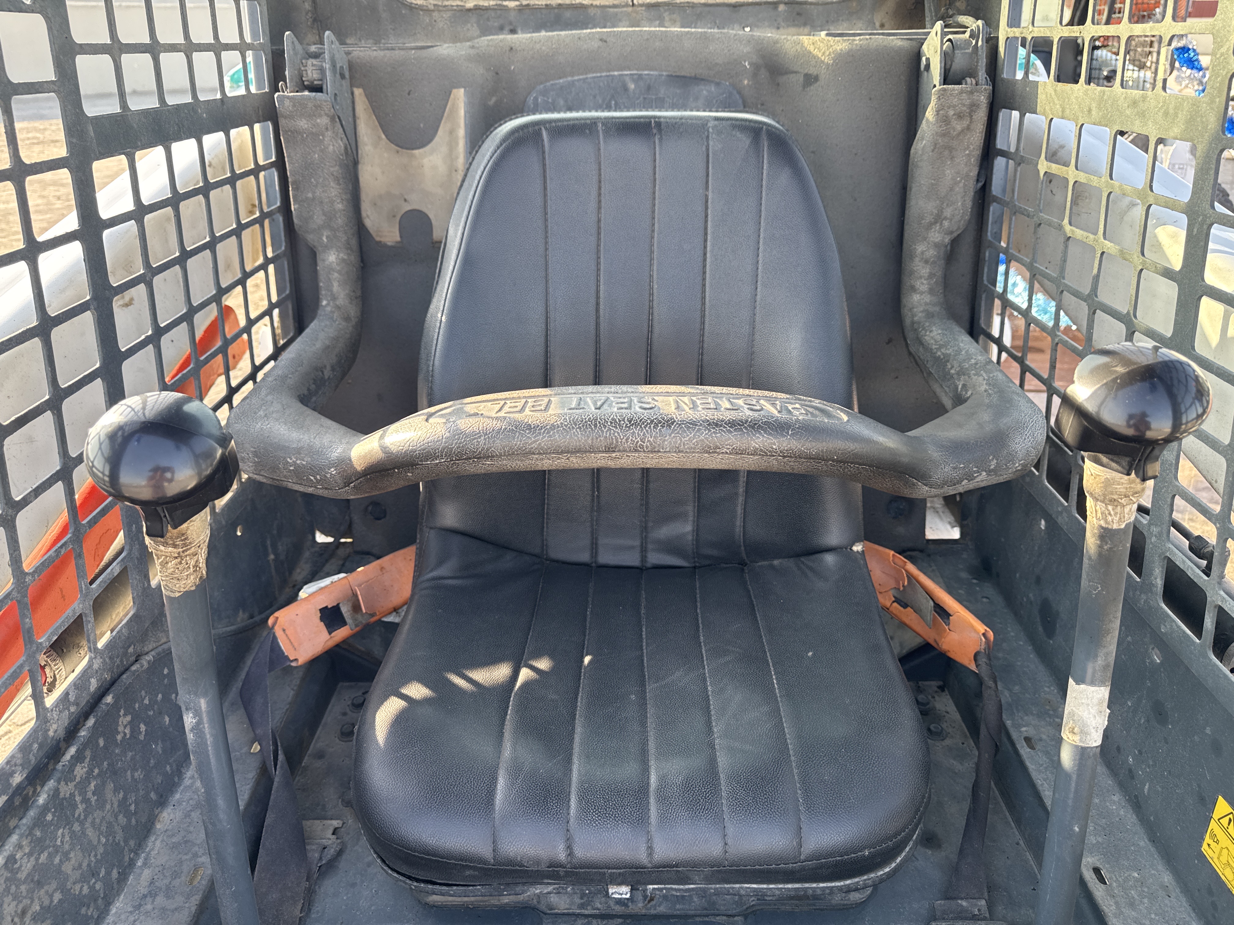 SSL-015-Bobcat-S510-Skid-steer-loaders-inspection-Cabin-Seats/armrests-2