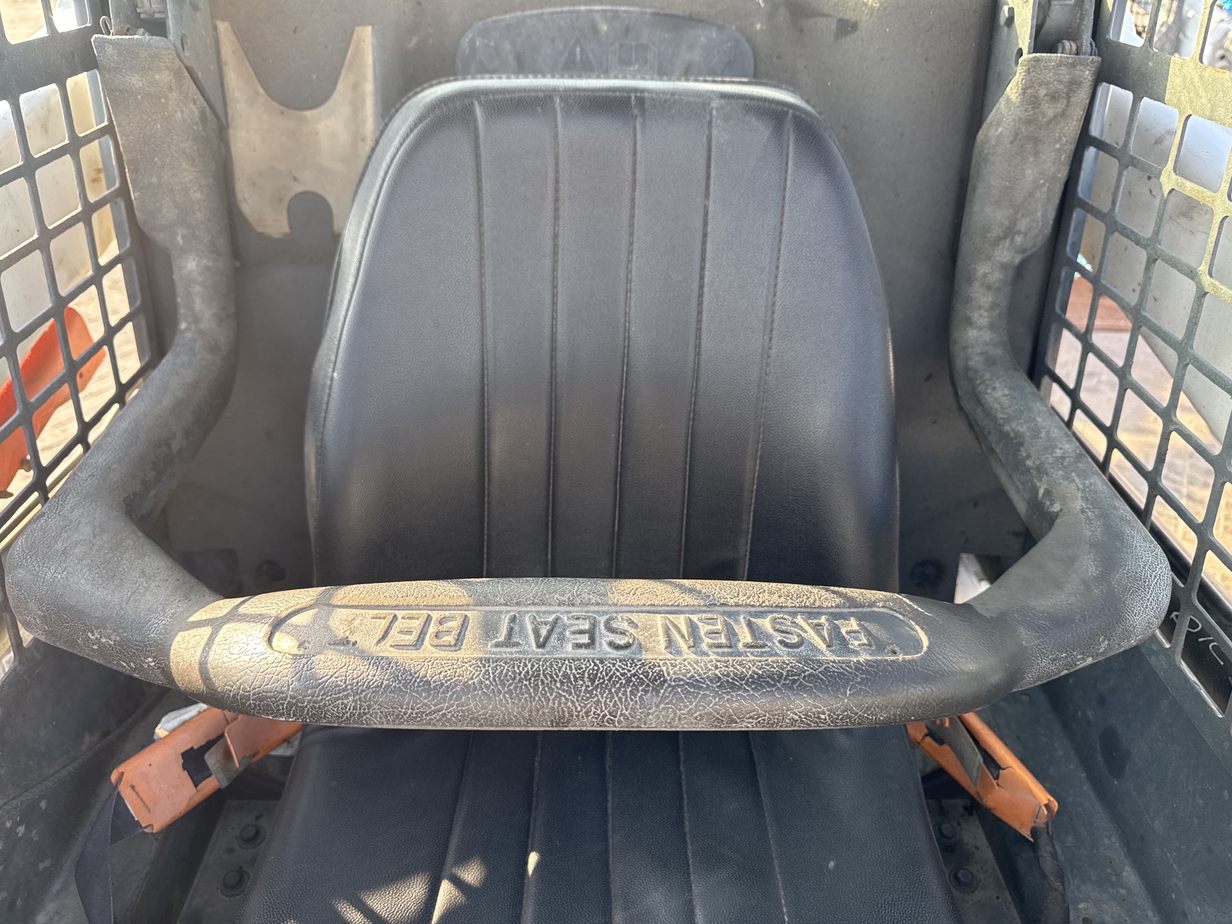 SSL-015-Bobcat-S510-Skid-steer-loaders-inspection-Cabin-Seats/armrests-2