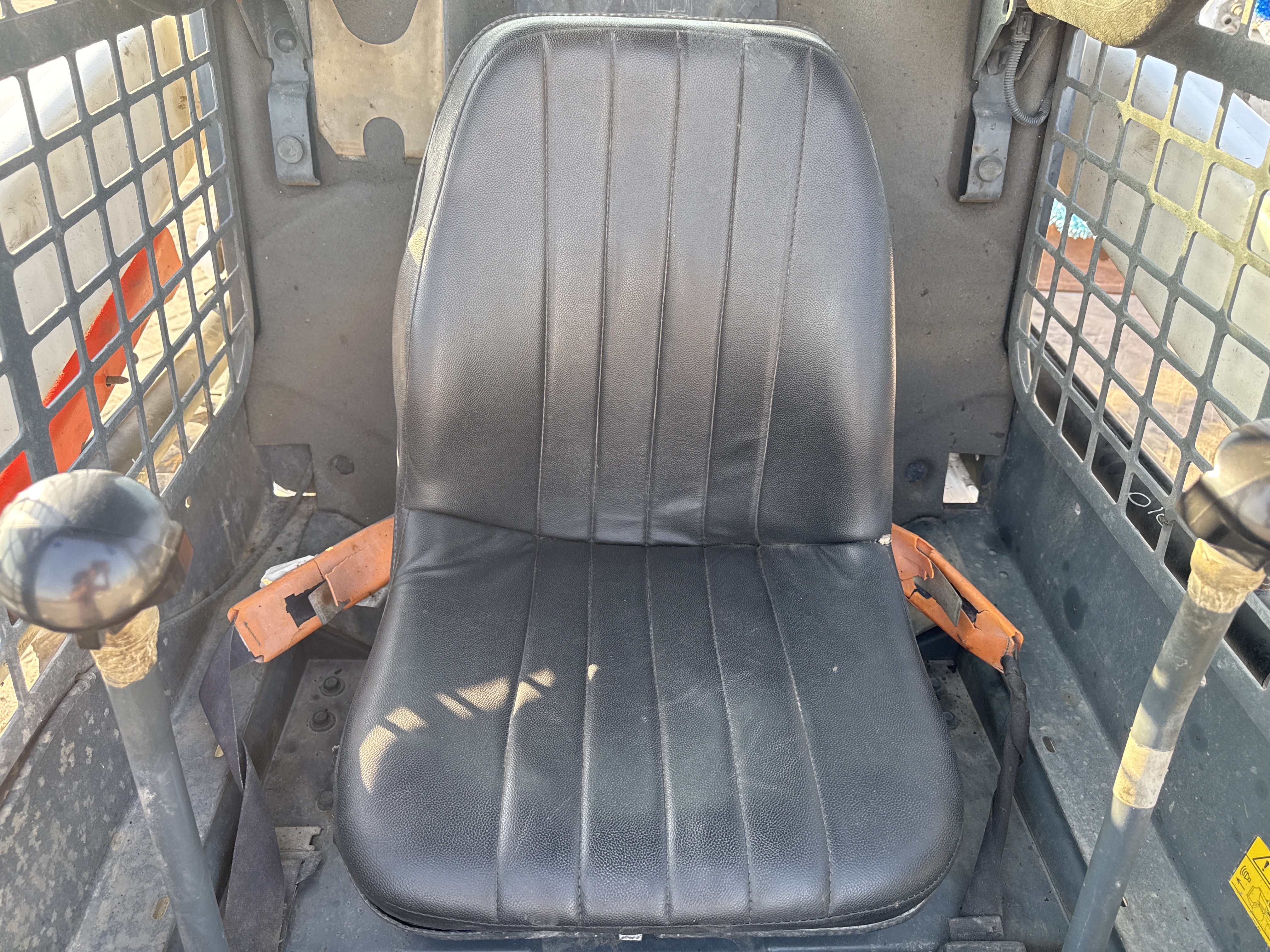 SSL-015-Bobcat-S510-Skid-steer-loaders-inspection-Cabin-Seats/armrests-2