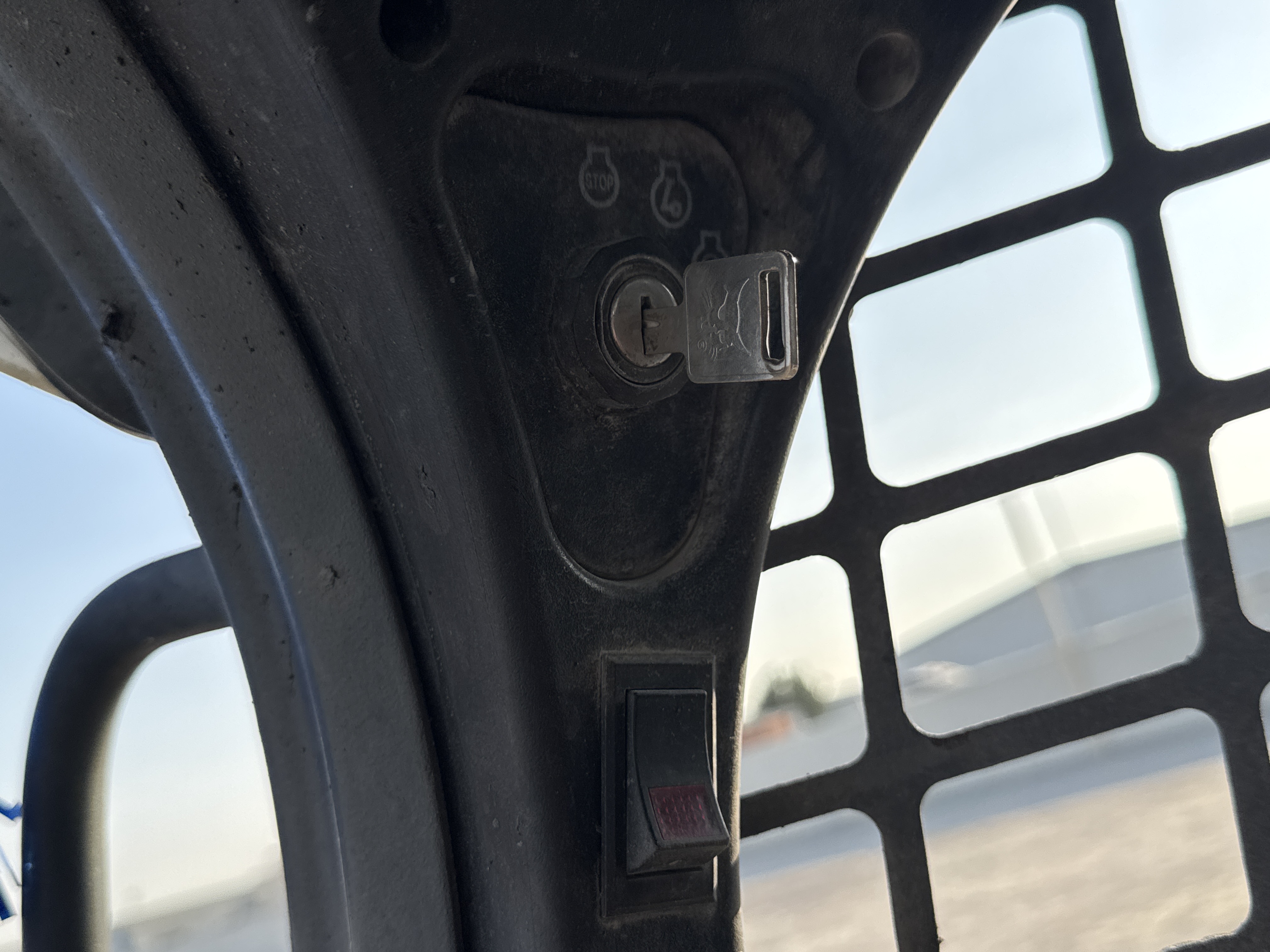 SSL-015-Bobcat-S510-Skid-steer-loaders-inspection-Cabin-Electronic-instrument-board-2