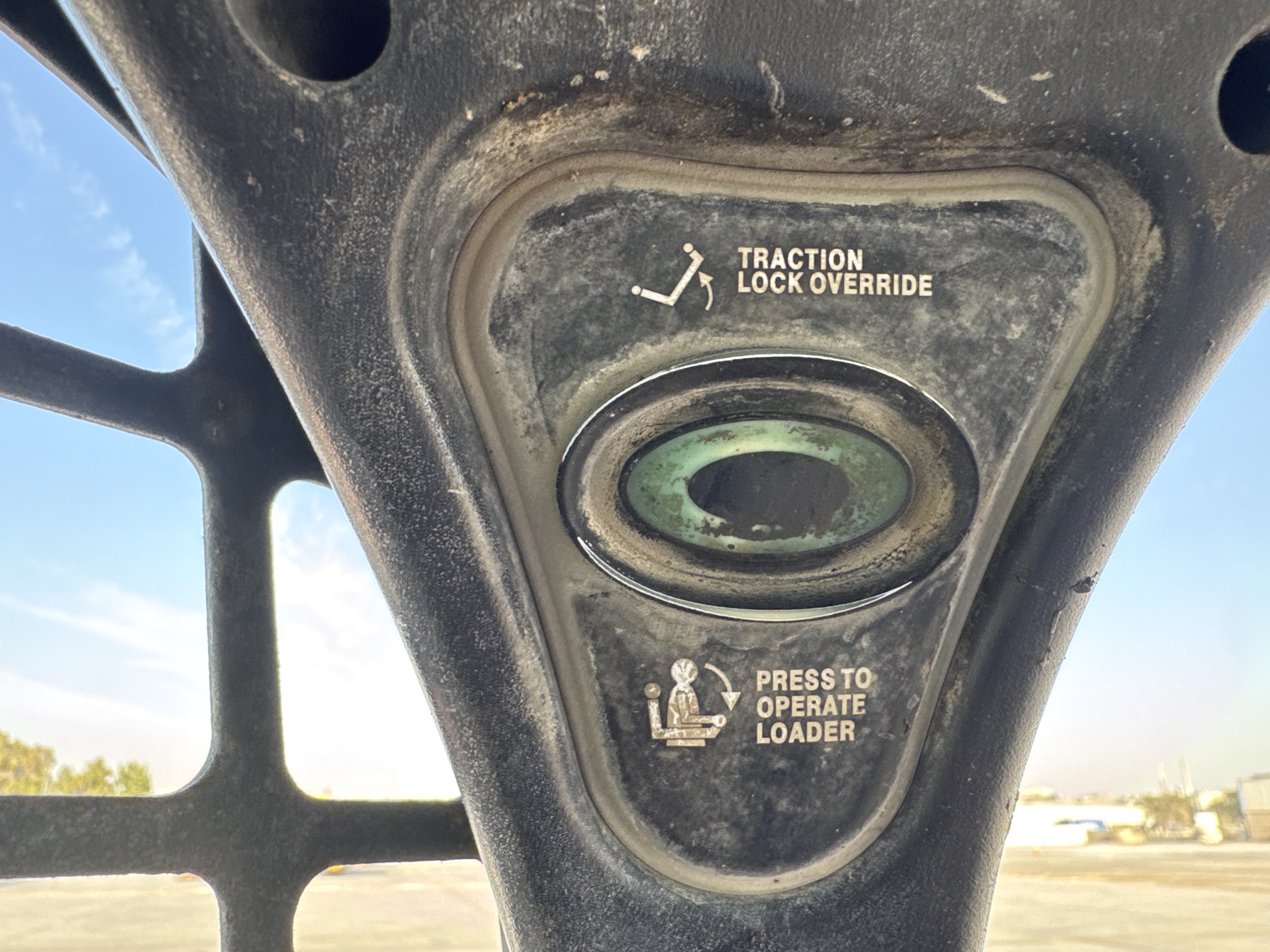 SSL-015-Bobcat-S510-Skid-steer-loaders-inspection-Cabin-Electronic-instrument-board-2