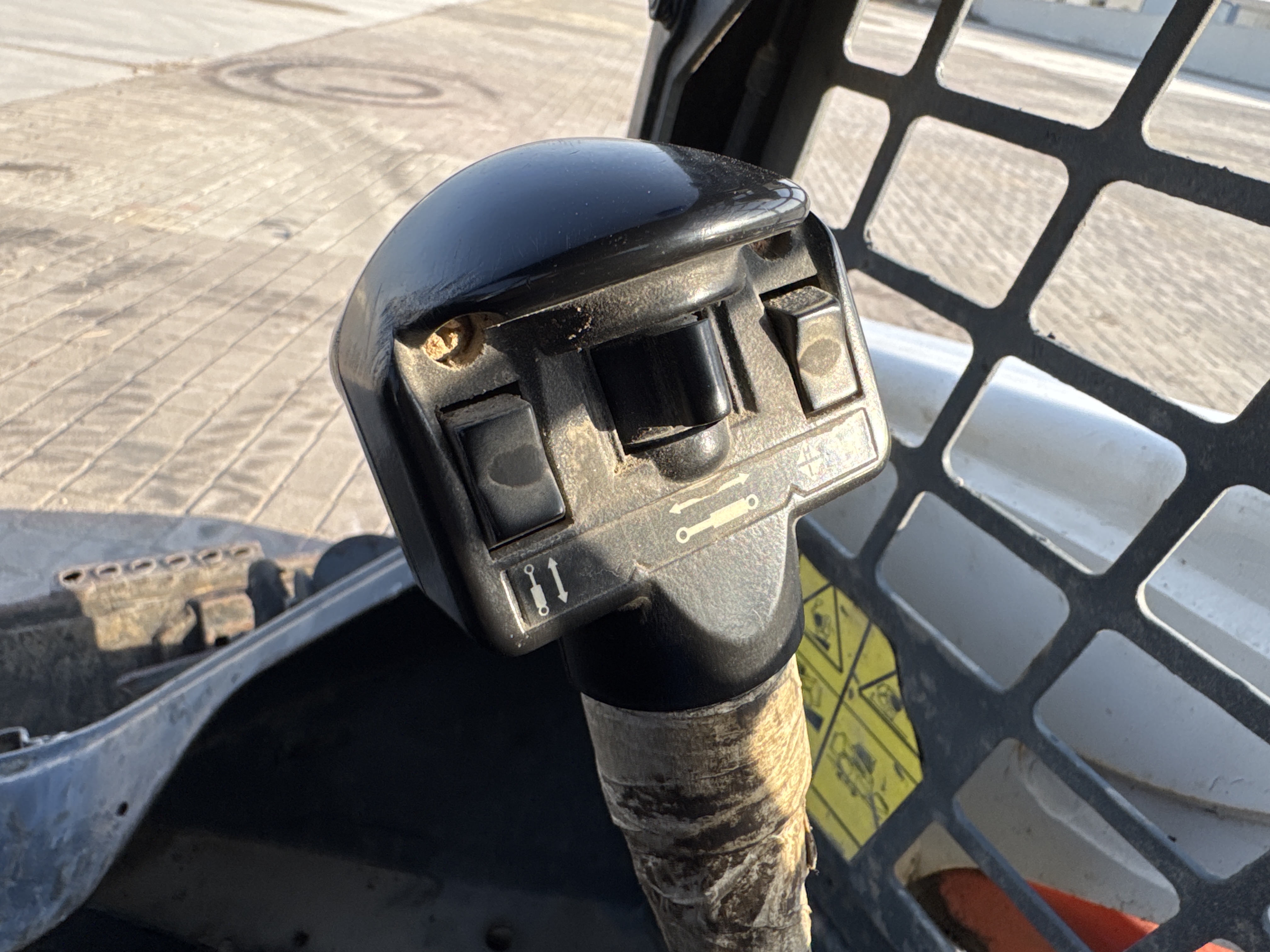 SSL-015-Bobcat-S510-Skid-steer-loaders-inspection-Cabin-Joysticks-2