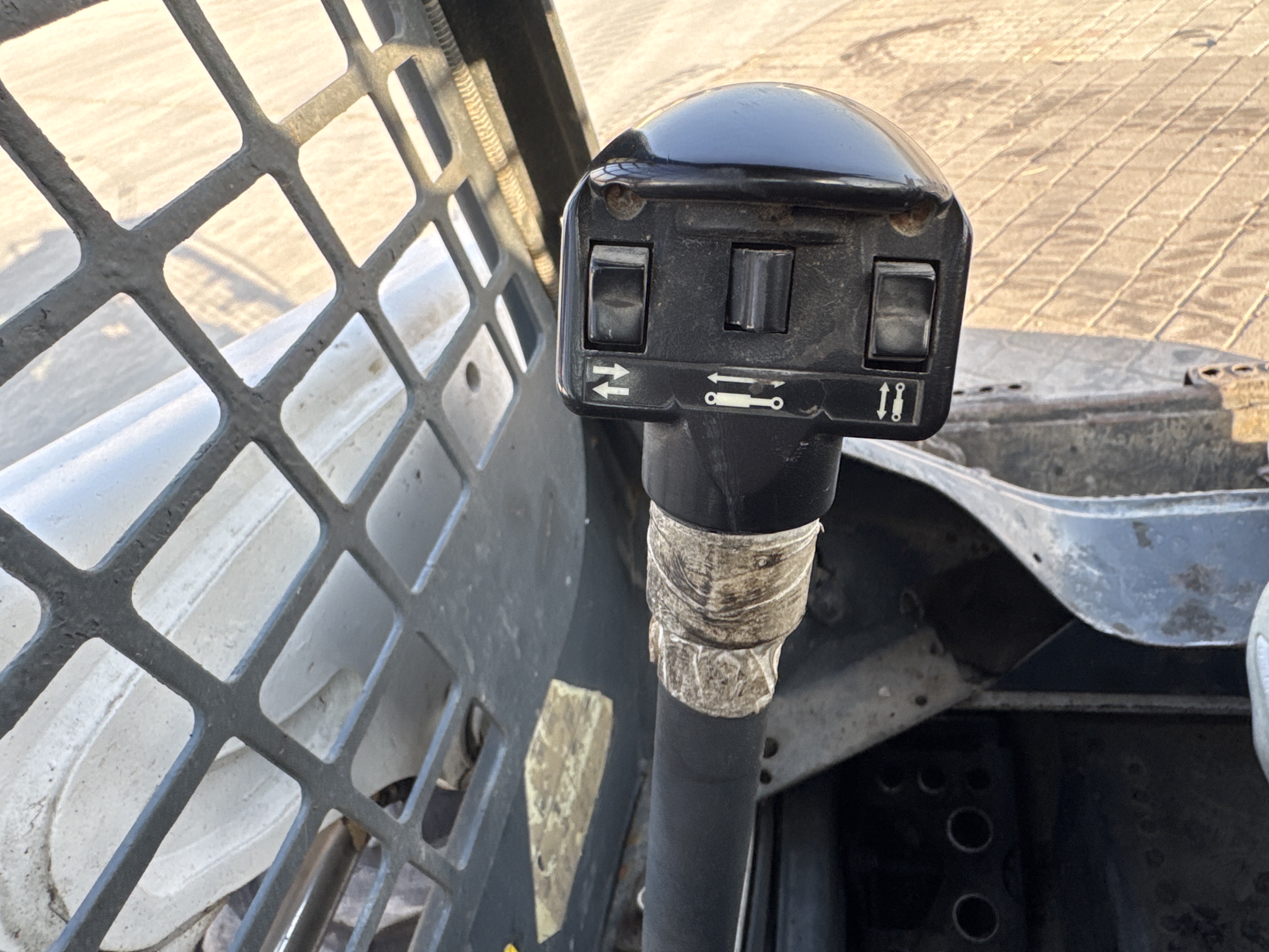 SSL-015-Bobcat-S510-Skid-steer-loaders-inspection-Cabin-Joysticks-2