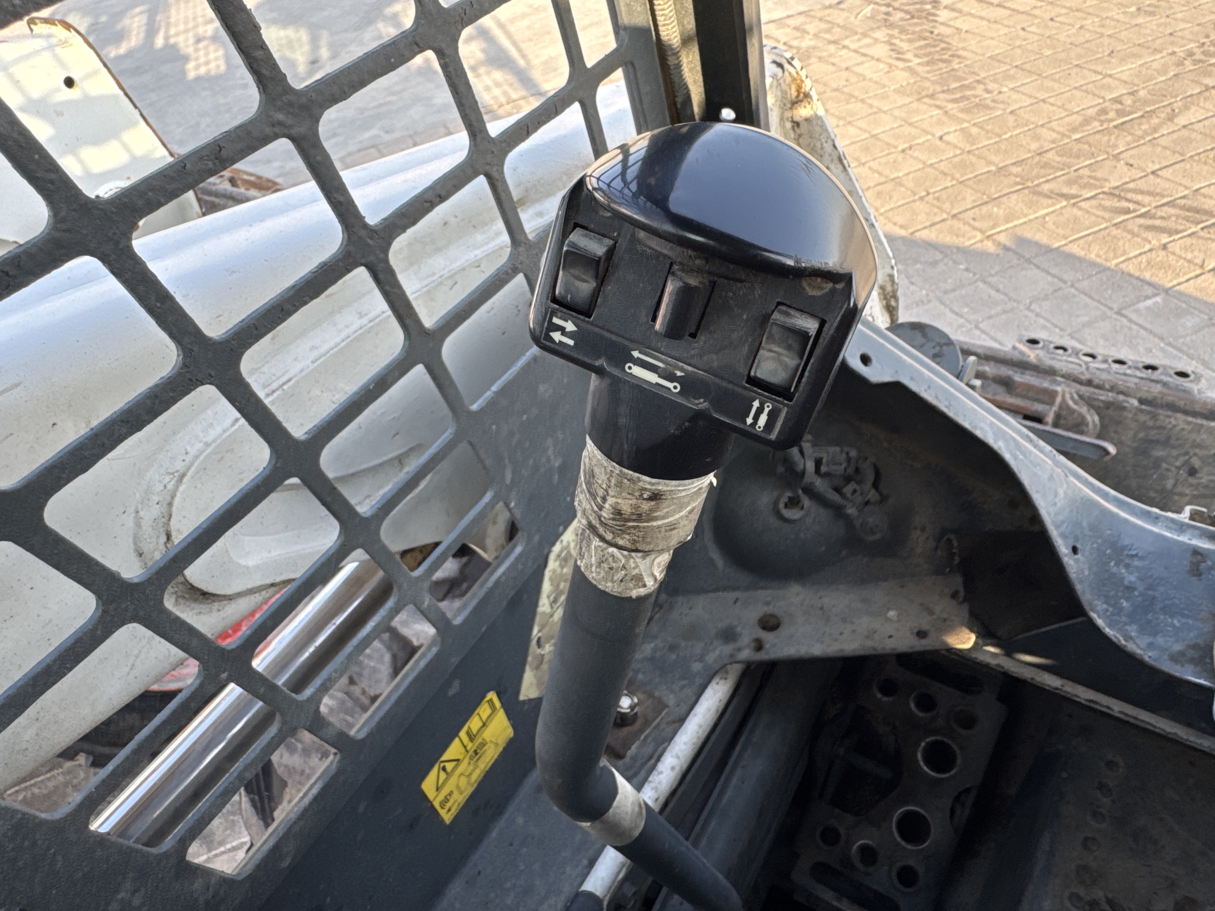 SSL-015-Bobcat-S510-Skid-steer-loaders-inspection-Cabin-Joysticks-2