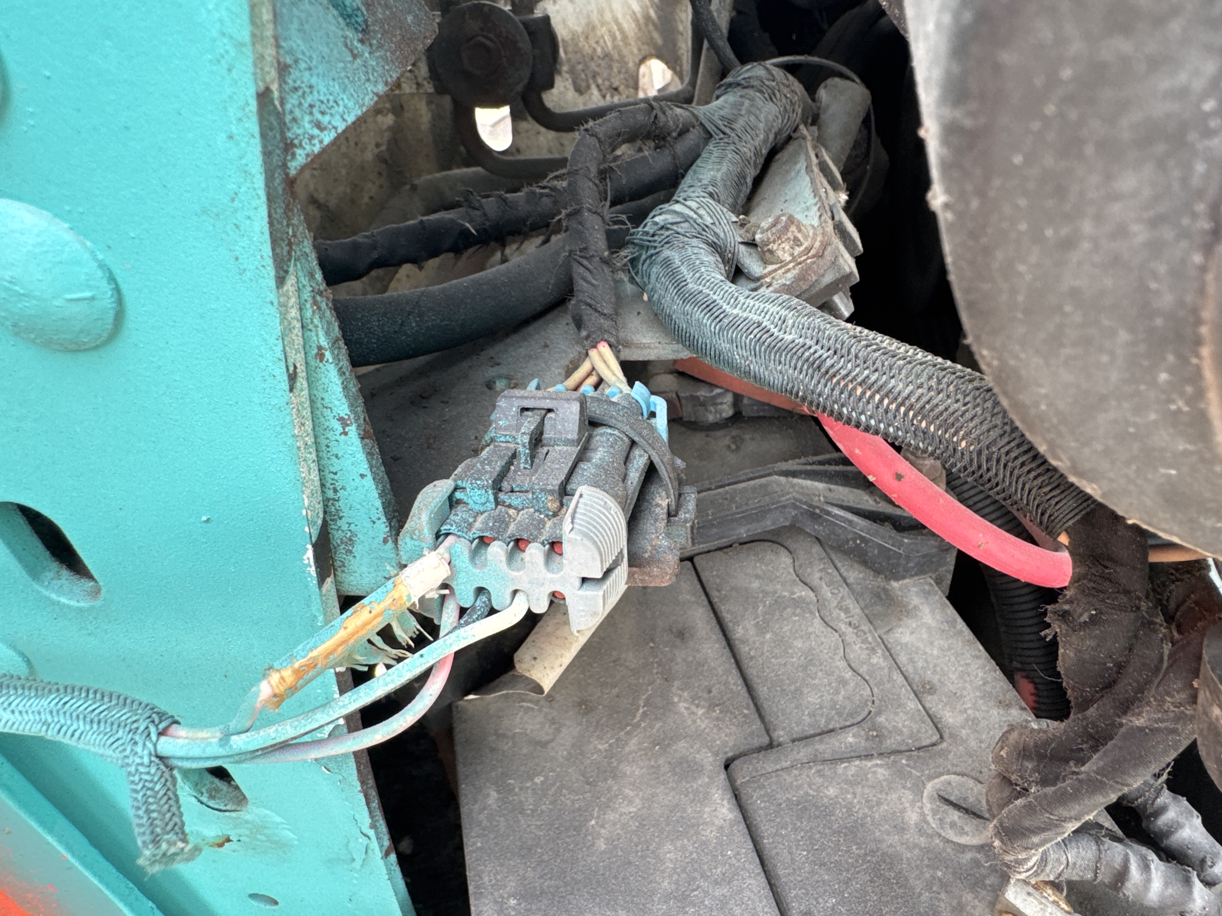 SSL-015-Bobcat-S510-Skid-steer-loaders-inspection-Electronics-Wires-2