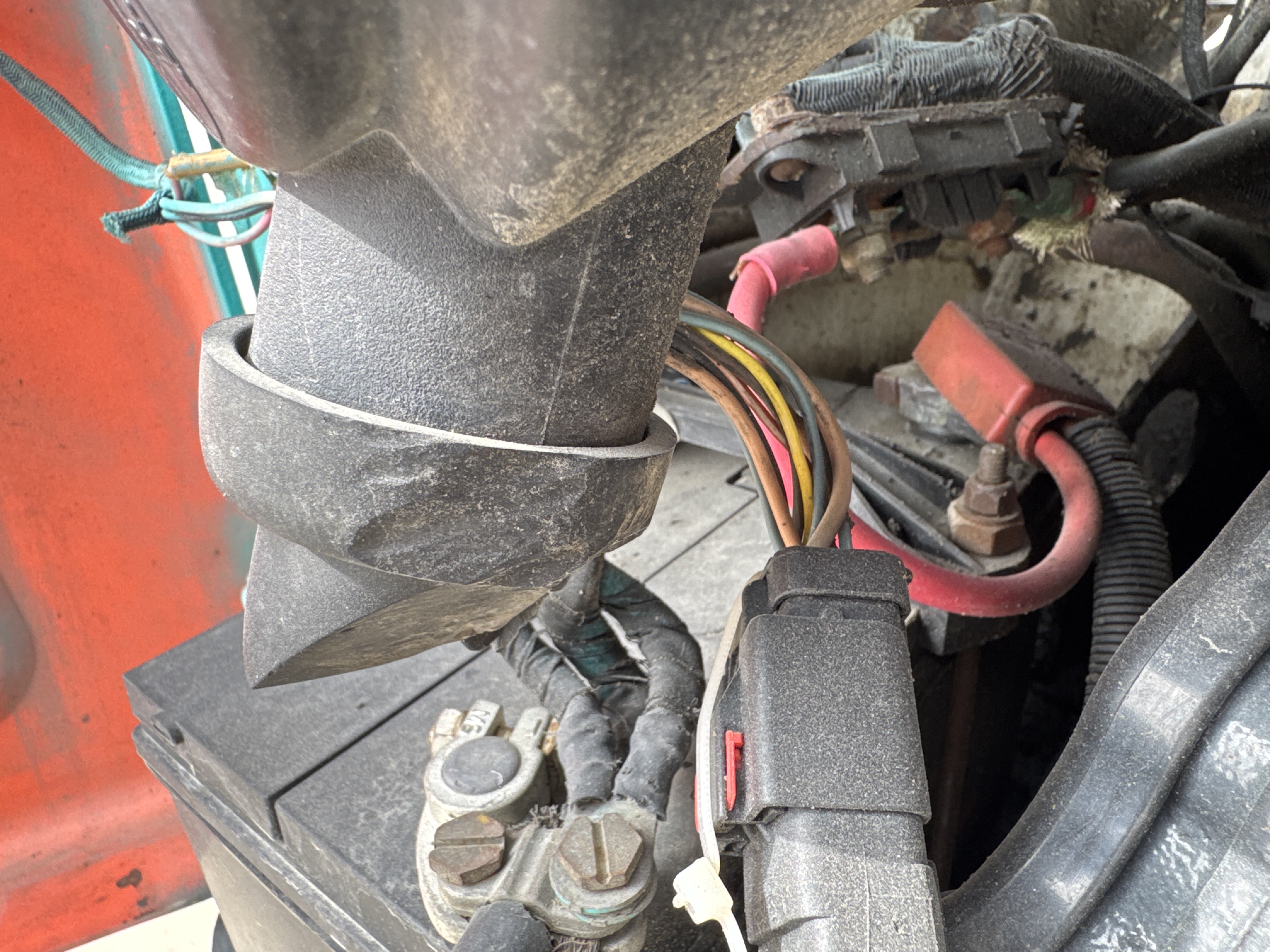 SSL-015-Bobcat-S510-Skid-steer-loaders-inspection-Electronics-Wires-2