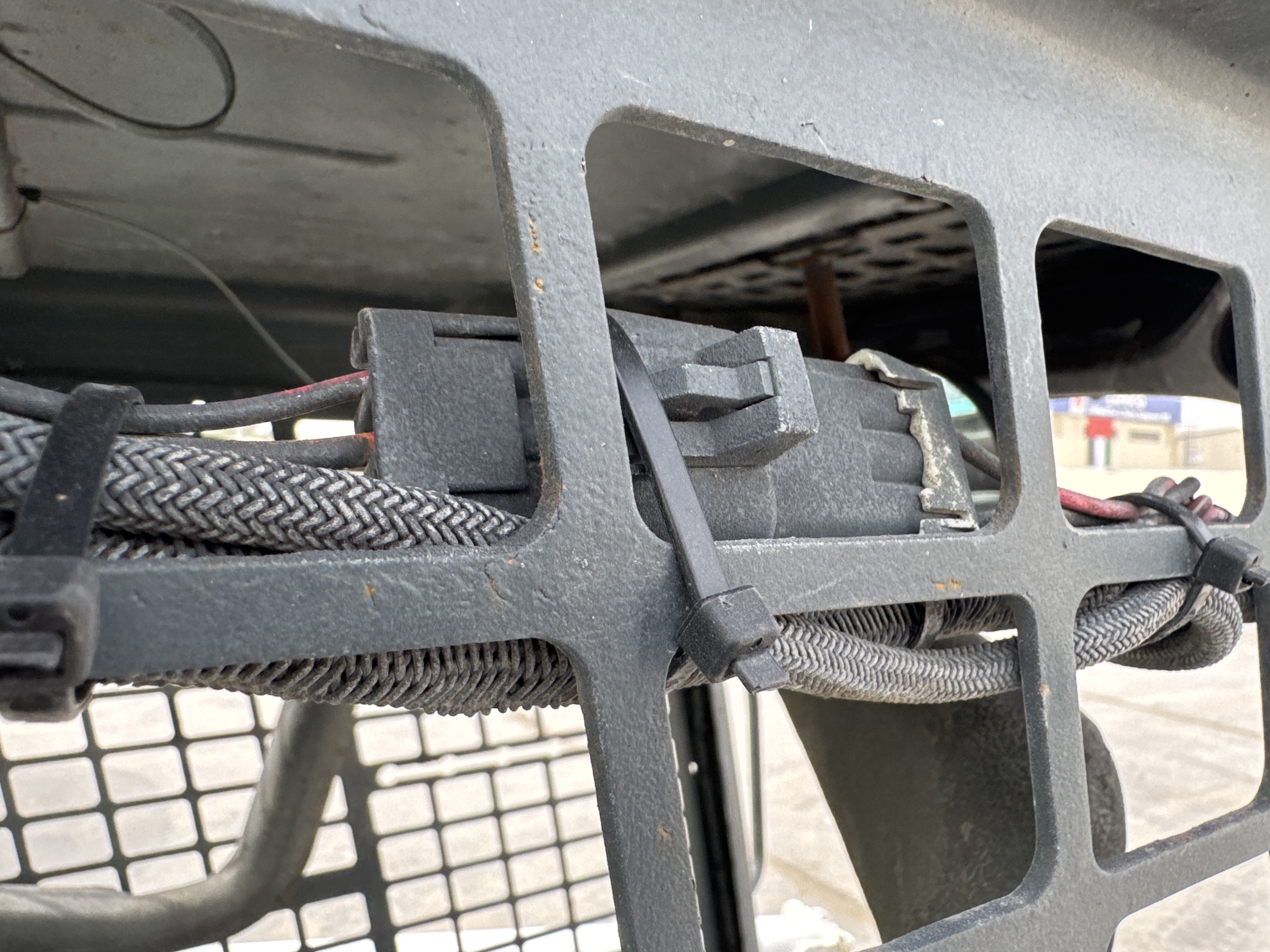 SSL-015-Bobcat-S510-Skid-steer-loaders-inspection-Electronics-Wires-2